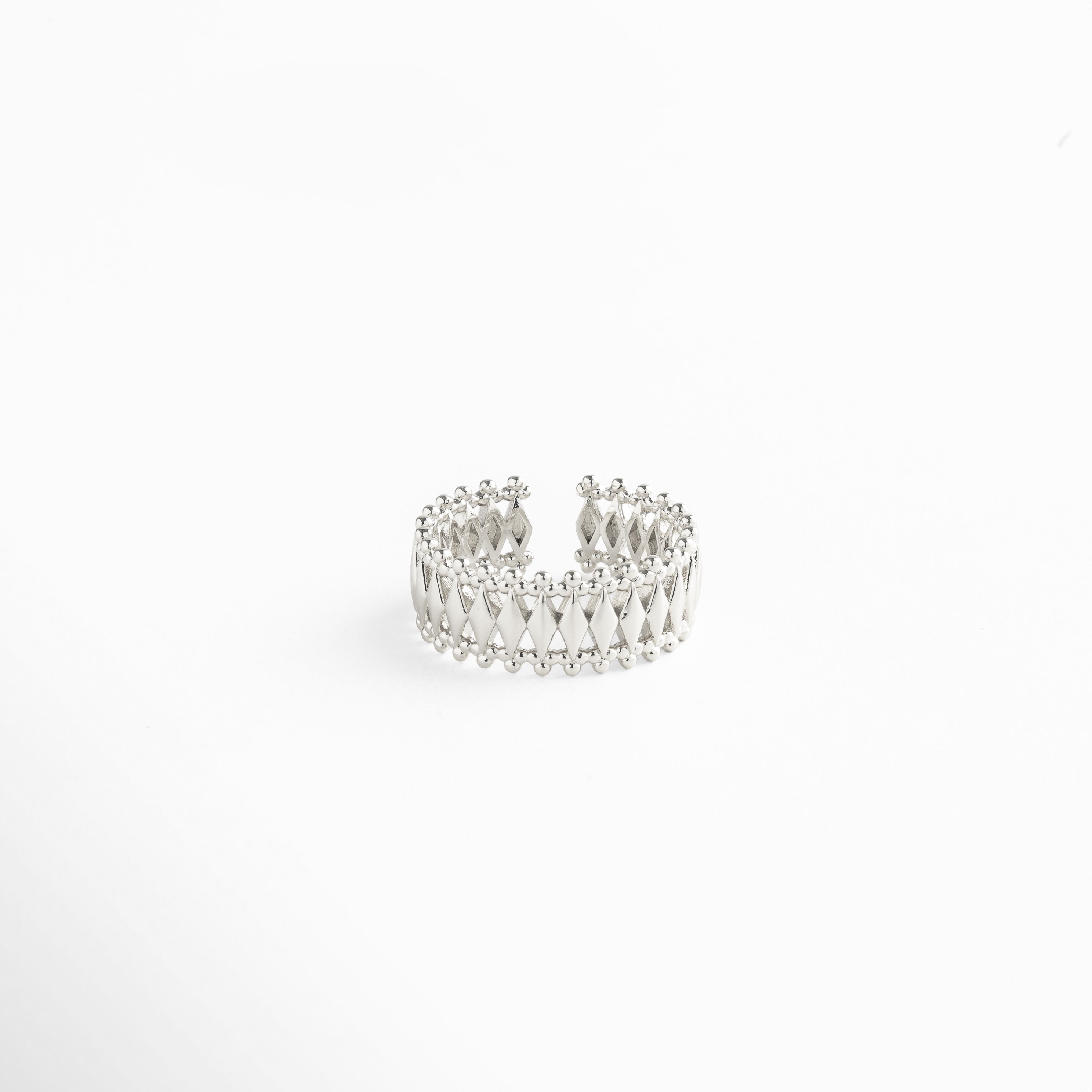 Anillo abierto de plata con acabado en oro blanco 18K, estilo contemporáneo con detalles en relieve y ajuste flexible, ideal para combinar con otros accesorios.