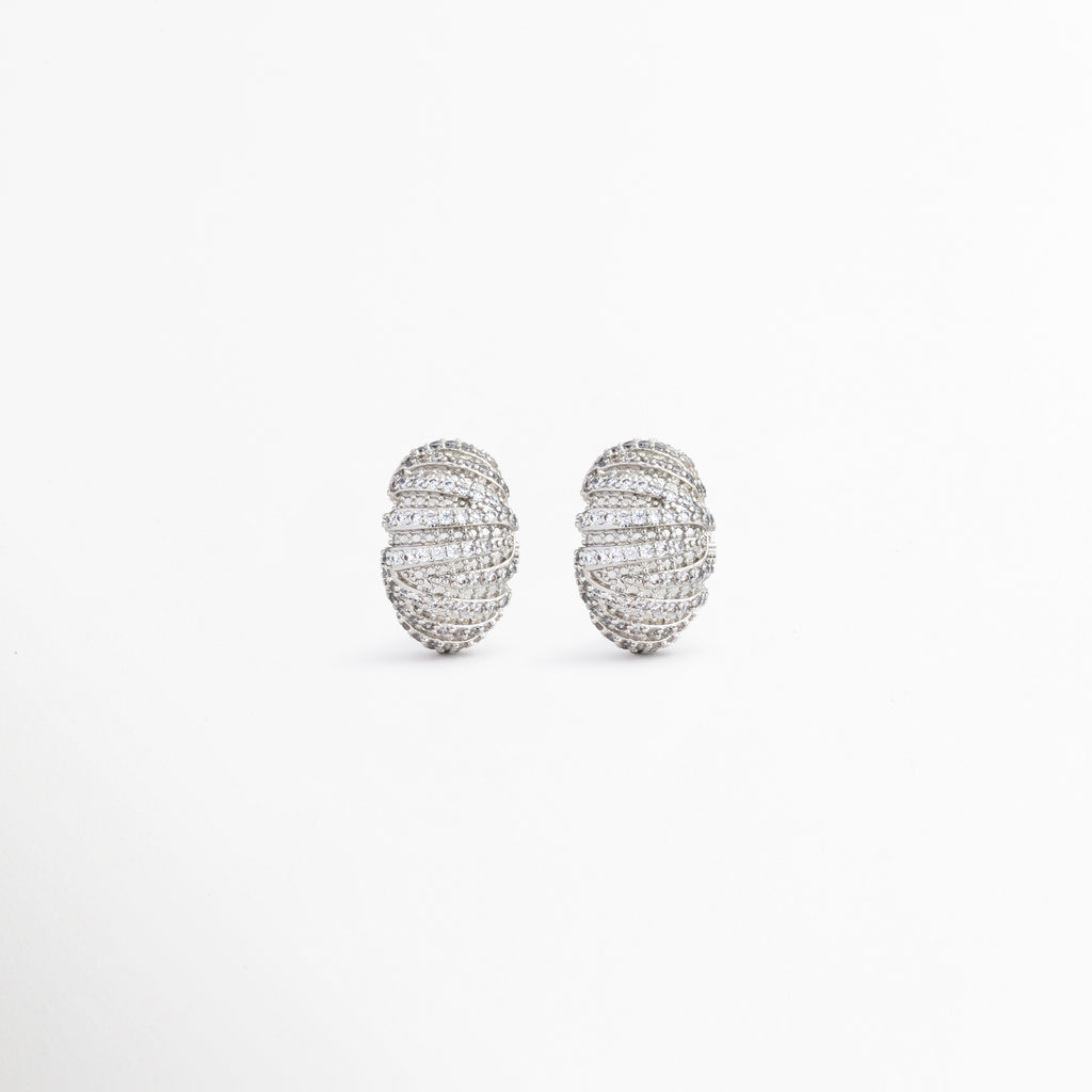 Aretes Silver Mila con zirconias y acabado en oro blanco 18K, Pendientes ovalados plateados con diseño elegante y brillante, Aretes Silver Mila con textura acanalada y zirconias, Aretes sofisticados con acabado brillante y detalles de zirconia, Pendientes plateados de estilo atemporal para cualquier ocasión.