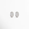 Aretes Silver Mila con zirconias y acabado en oro blanco 18K, Pendientes ovalados plateados con diseño elegante y brillante, Aretes Silver Mila con textura acanalada y zirconias, Aretes sofisticados con acabado brillante y detalles de zirconia, Pendientes plateados de estilo atemporal para cualquier ocasión.