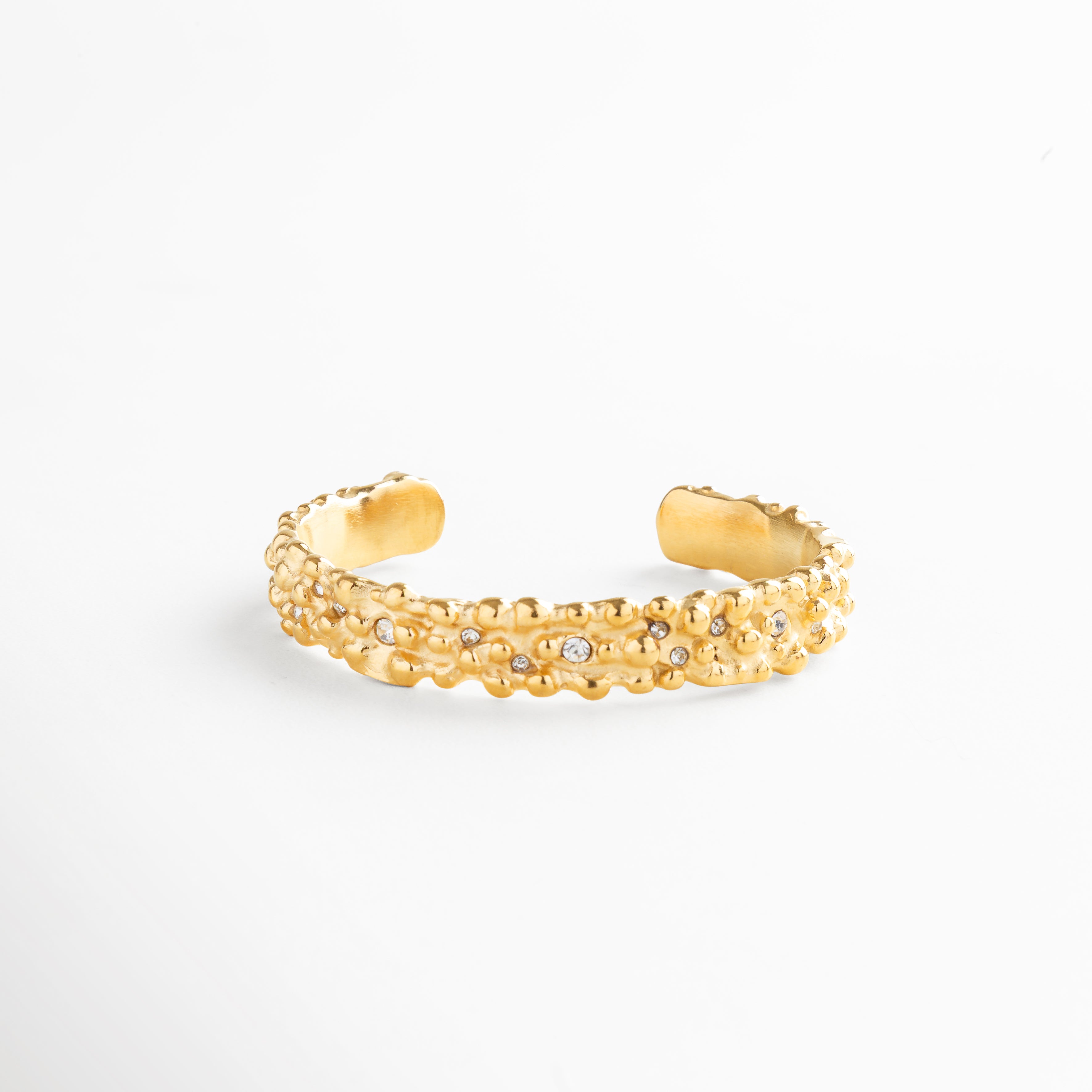Pulsera dorada texturizada con zirconias, diseño de lujo en acero inoxidable con baño en oro 18K, accesorio brillante y moderno para elevar cualquier estilo.