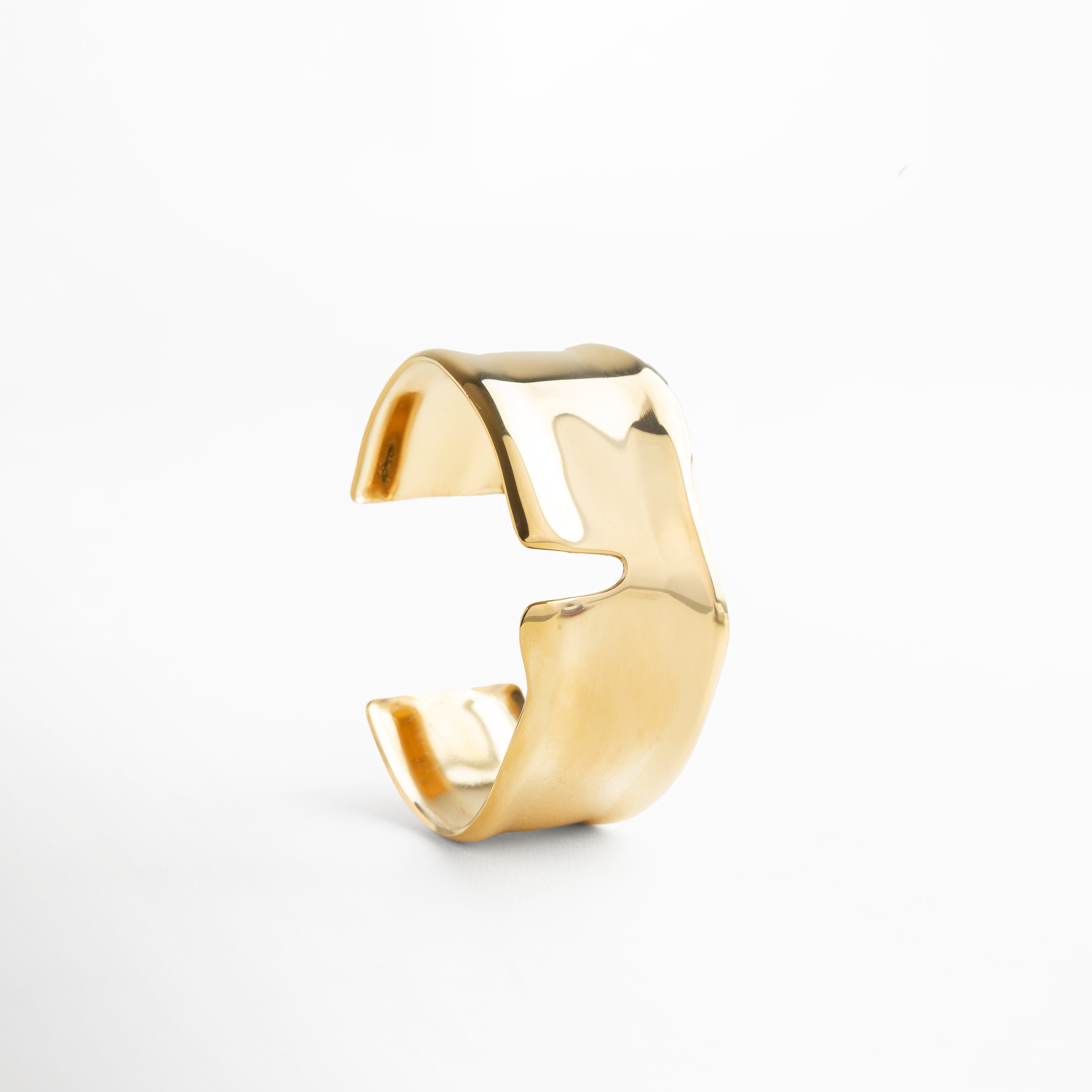Pulsera bold ajustable en dorado con acabado espejo, joya de acero inoxidable bañada en oro 18K, diseño elegante y atemporal que refleja fuerza y estilo.
