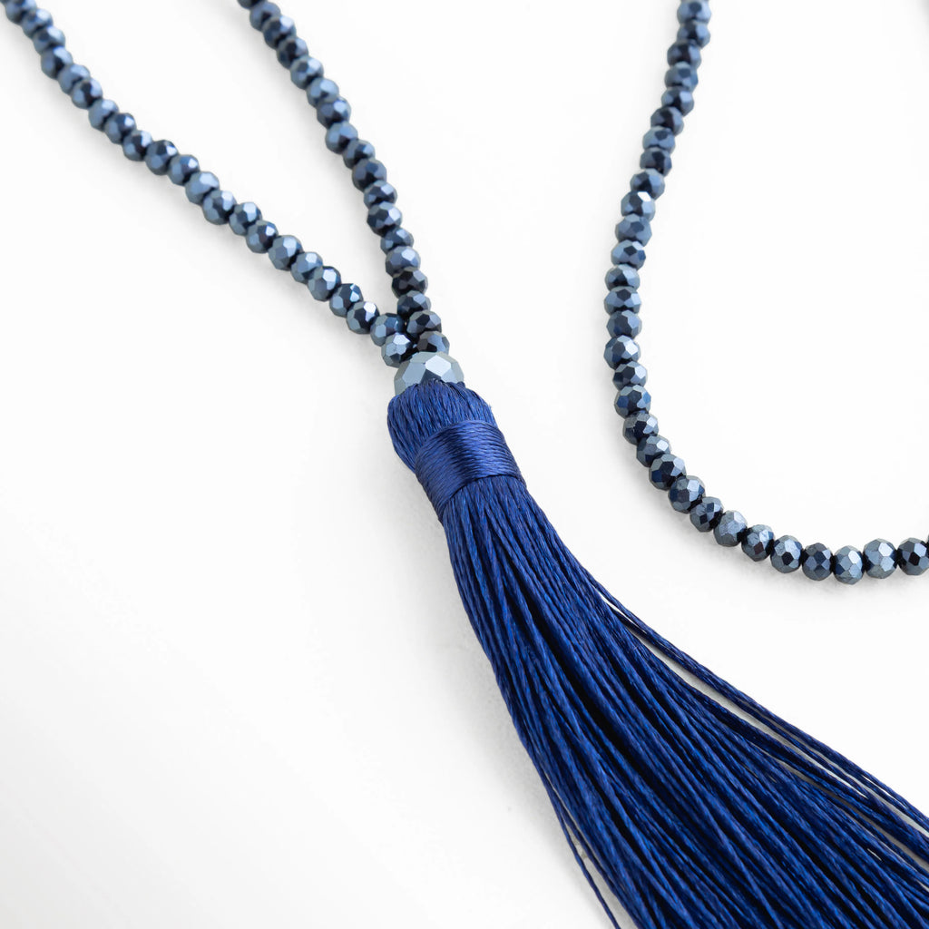 Detalle de la borla del collar Navy Noora, mostrando la profundidad del azul y su textura fina y suave. La borla agrega movimiento, dimensión y un efecto visual atractivo y sofisticado. Perfecta para quienes aman piezas que se sienten especiales y se distinguen a simple vista.