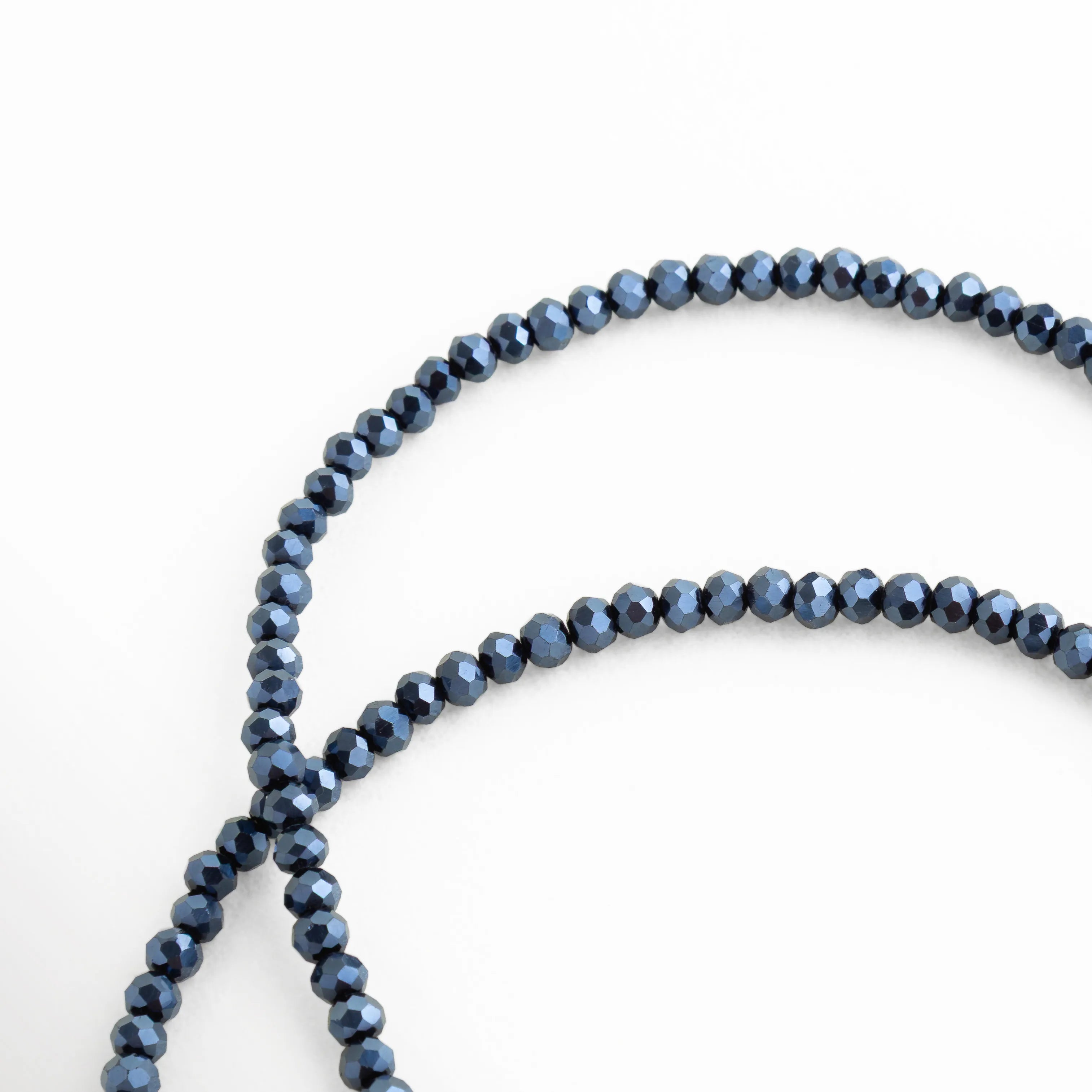 Detalle de las cuentas facetadas en azul marino del collar Navy Noora, capturando el brillo tipo espejo que hace el collar lucir lujoso y editorial. Un toque elegante y pulido que ilumina cualquier outfit. Una pieza ideal para quienes quieren algo llamativo sin perder el gusto chic.