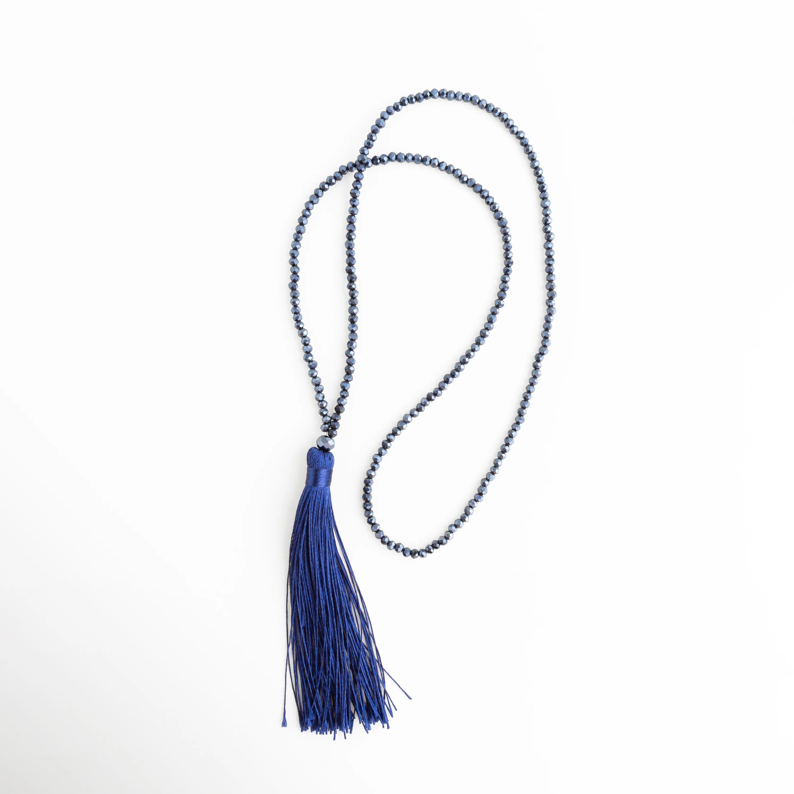 Un collar largo en azul navy con cuentas facetadas que reflectan la luz y una borla que le da movimiento y una vibra elegante. Es una pieza llamativa que eleva hasta el look más básico, perfecta para looks effortless pero con intención. Ideal para usar sola o sobre capas, aporta ese toque diferente que se nota sin ser exagerado.