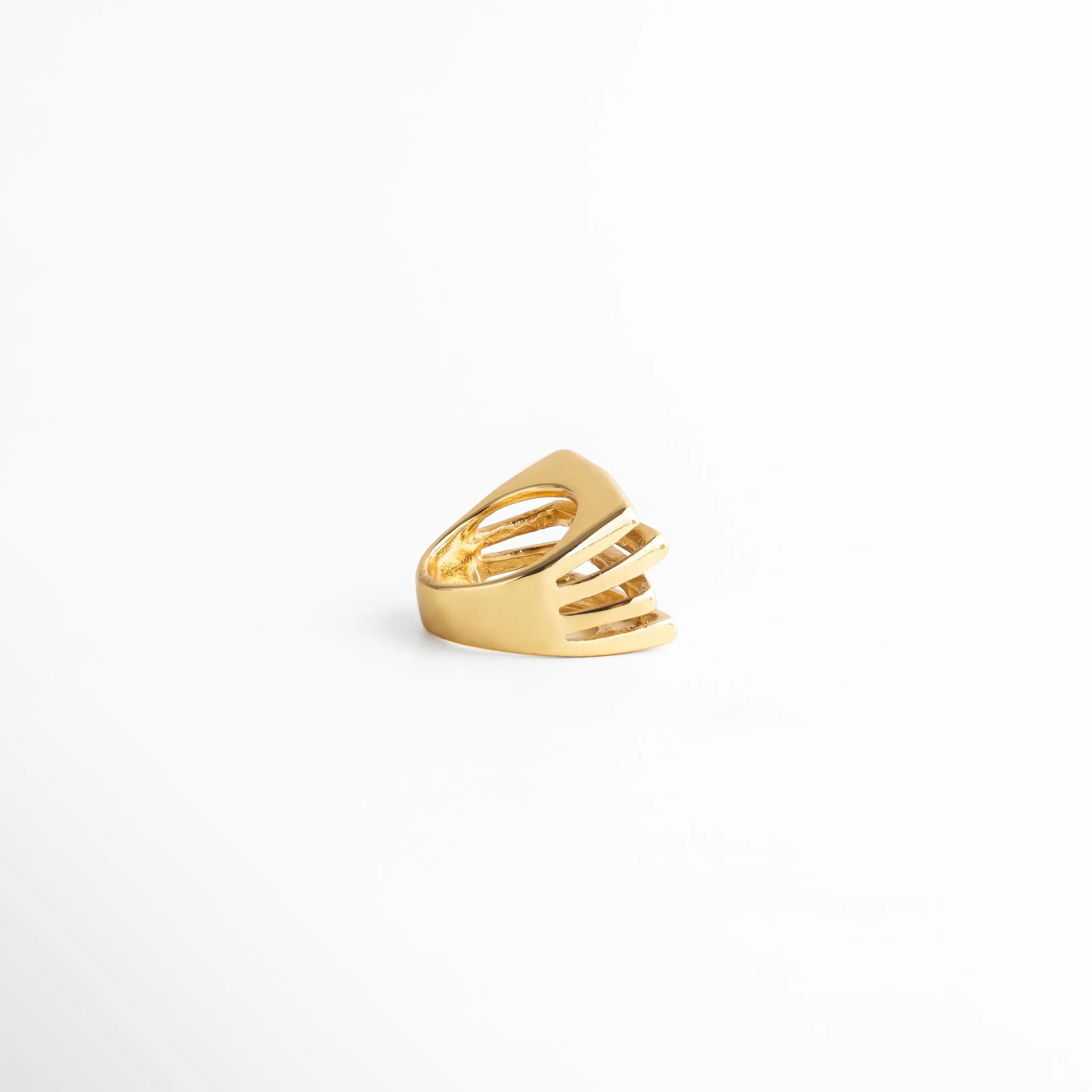 Diseño arquitectónico en baño dorado con volumen y brillo, ideal para looks sofisticados.