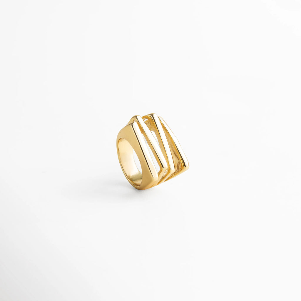 Anillo dorado de estilo moderno con diseño lineal abierto, perfecto para quienes buscan una joya statement con personalidad.