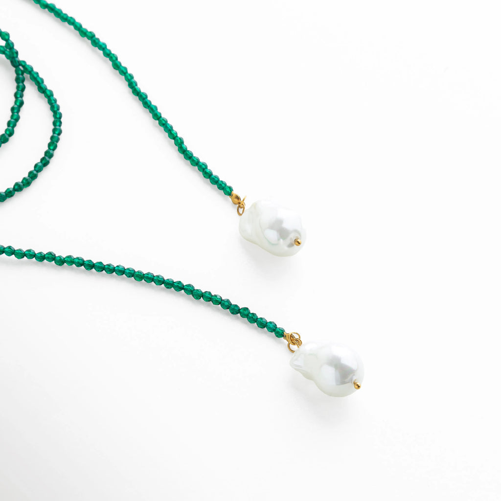 El detalle de las perlas barrocas le da un carácter artístico y exclusivo a este collar largo, cada pieza es diferente y eso lo hace especial. Es la clase de accesorio que convierte cualquier outfit casual en algo elevado, sin esfuerzo, sin pretender. Un touch femenino, editorial y ultra chic.