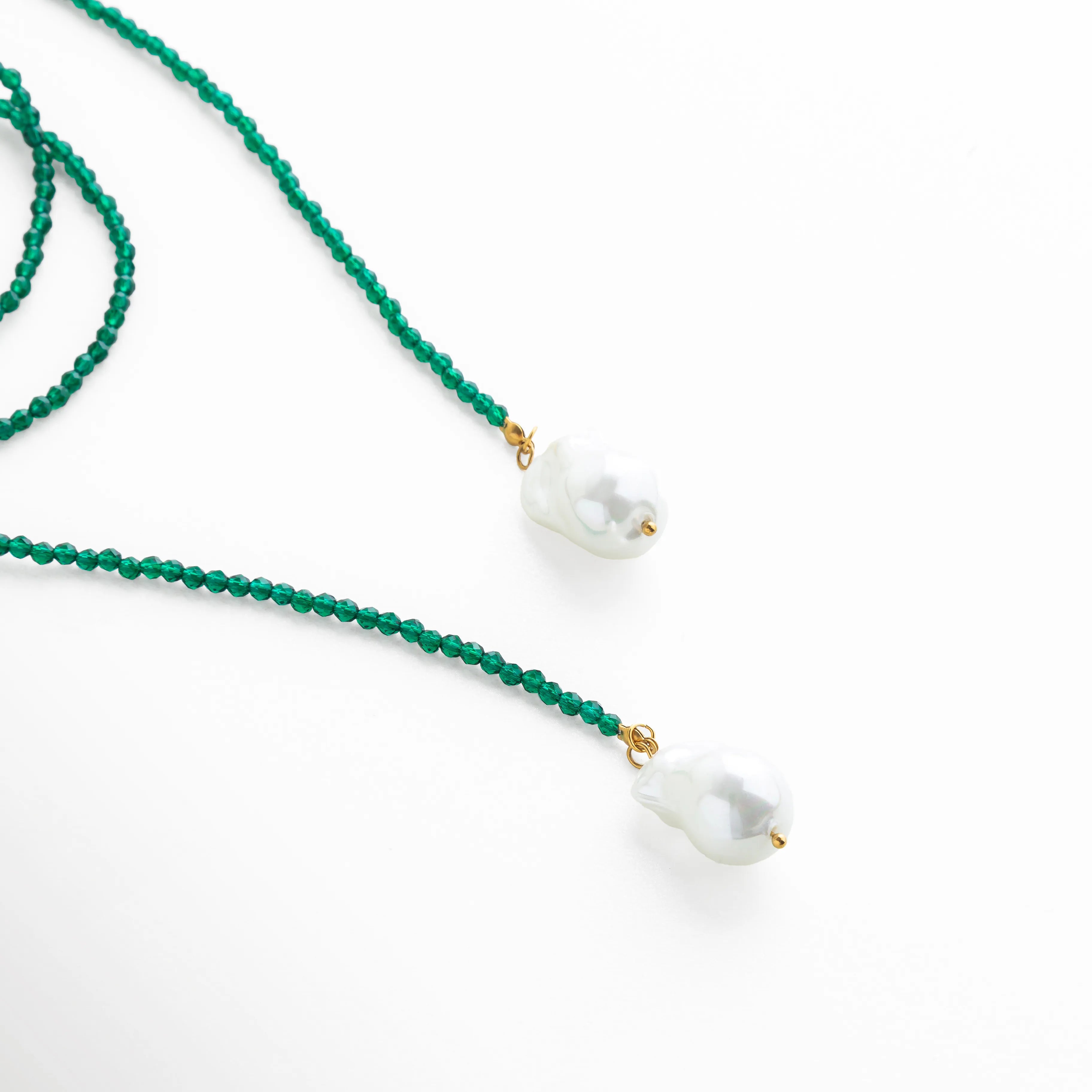 El detalle de las perlas barrocas le da un carácter artístico y exclusivo a este collar largo, cada pieza es diferente y eso lo hace especial. Es la clase de accesorio que convierte cualquier outfit casual en algo elevado, sin esfuerzo, sin pretender. Un touch femenino, editorial y ultra chic.