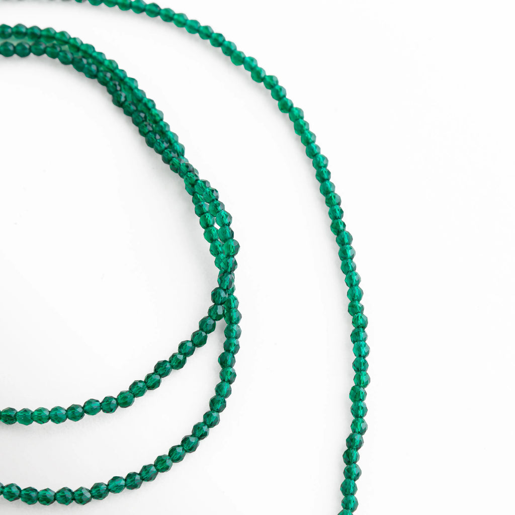 Las cuentas verdes tienen un brillo facetado que atrapa la luz de manera discreta pero seductora, como si cada movimiento dejara un destello. Es la pieza perfecta para quienes aman lo elegante pero moderno, sin caer en lo clásico tradicional. Se siente fresco, juvenil y con ese mood editorial muy de temporada.