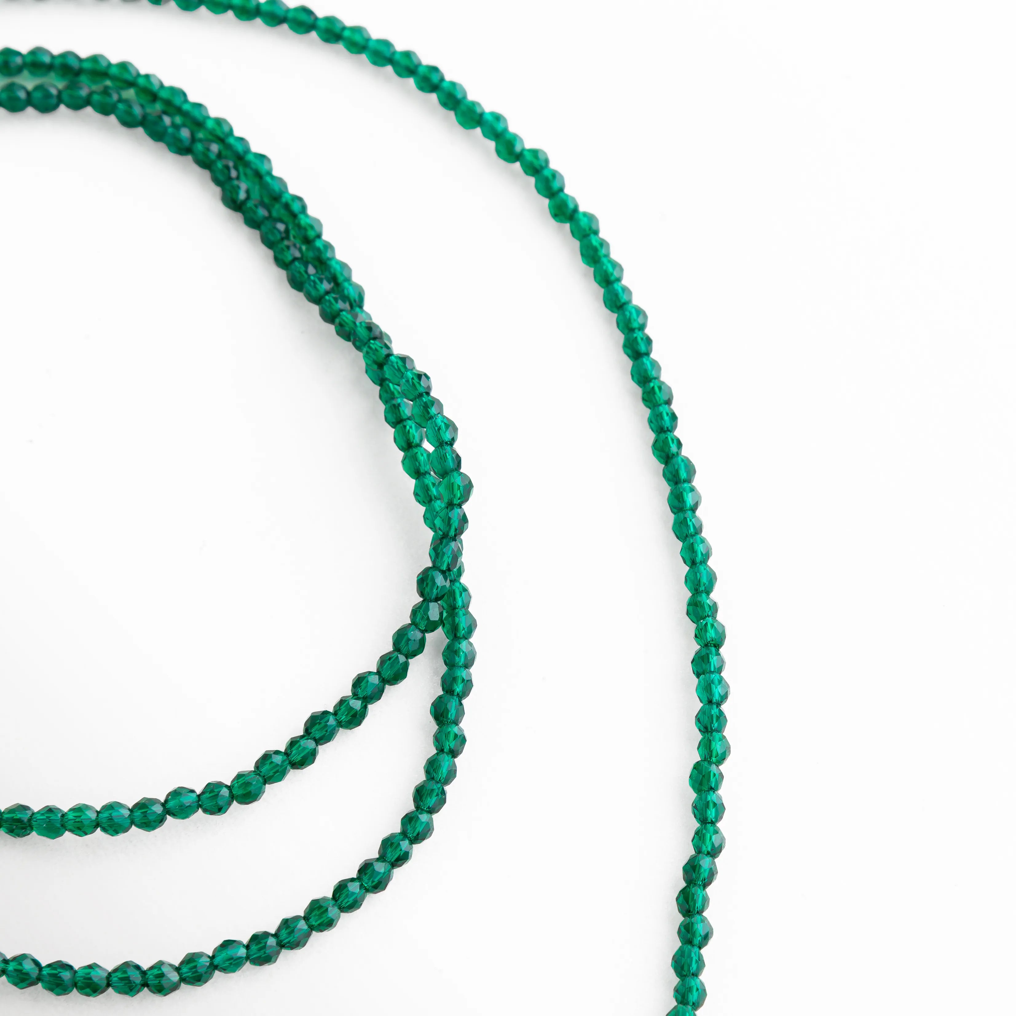 Las cuentas verdes tienen un brillo facetado que atrapa la luz de manera discreta pero seductora, como si cada movimiento dejara un destello. Es la pieza perfecta para quienes aman lo elegante pero moderno, sin caer en lo clásico tradicional. Se siente fresco, juvenil y con ese mood editorial muy de temporada.