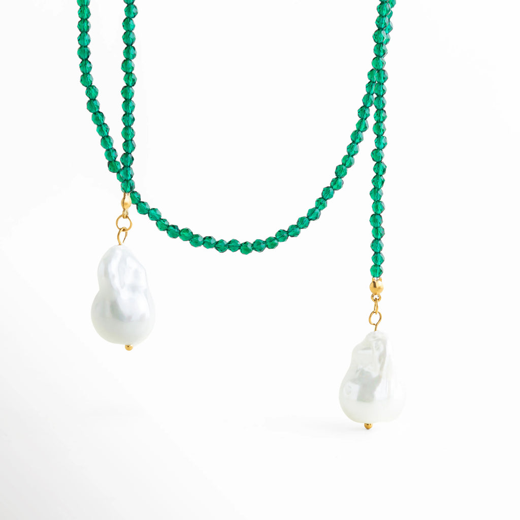 Este contraste entre lo verde profundo y el blanco perlado crea una combinación visual poderosa, limpia, pulida y llamativa. Se siente elevado, con estética de vacaciones lujosas en otoño, donde lo natural se mezcla con lo chic. Una pieza que hace que cualquier outfit se sienta más intencional.