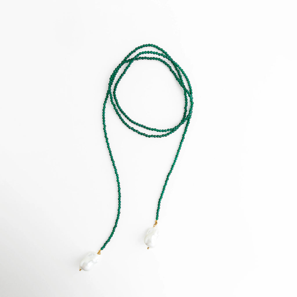 Collar largo con cuentas verdes y perlas barrocas, ideal para elevar looks relajados con un golpe de color inesperado. El verde profundo se siente moderno y elegante, mientras las perlas aportan ese toque orgánico y artístico que hace que cada pieza se sienta única. Perfecto para usarlo en capas o solo, como statement effortless.