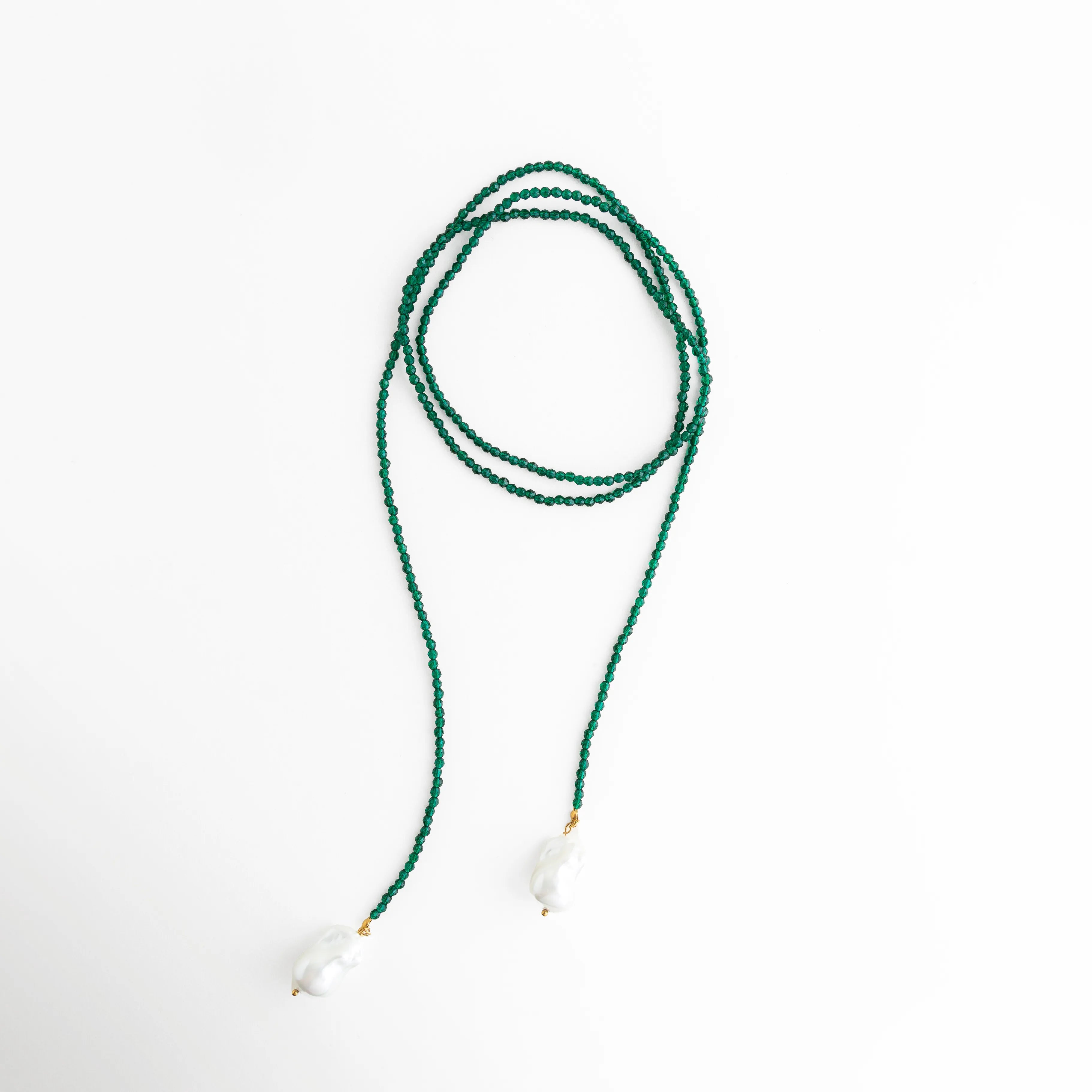 Collar largo con cuentas verdes y perlas barrocas, ideal para elevar looks relajados con un golpe de color inesperado. El verde profundo se siente moderno y elegante, mientras las perlas aportan ese toque orgánico y artístico que hace que cada pieza se sienta única. Perfecto para usarlo en capas o solo, como statement effortless.