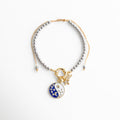 pulsera de cuentas plateadas con dije yin yang y estrellas, pulsera ajustable con charms dorados, accesorio celestial inspirado en el cielo nocturno, pulsera moderna y elegante, joyería versátil ideal para regalo