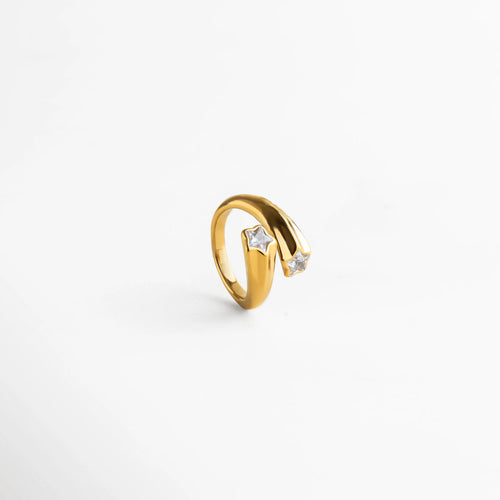 Anillo dorado con dos estrellas brillantes en los extremos, una pieza delicada y elegante inspirada en el cielo nocturno.