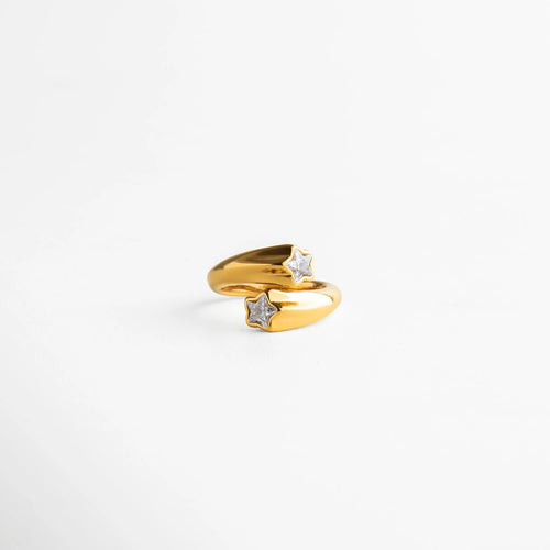 Anillo dorado abierto con diseño doble y terminaciones en forma de estrella con brillo sutil.