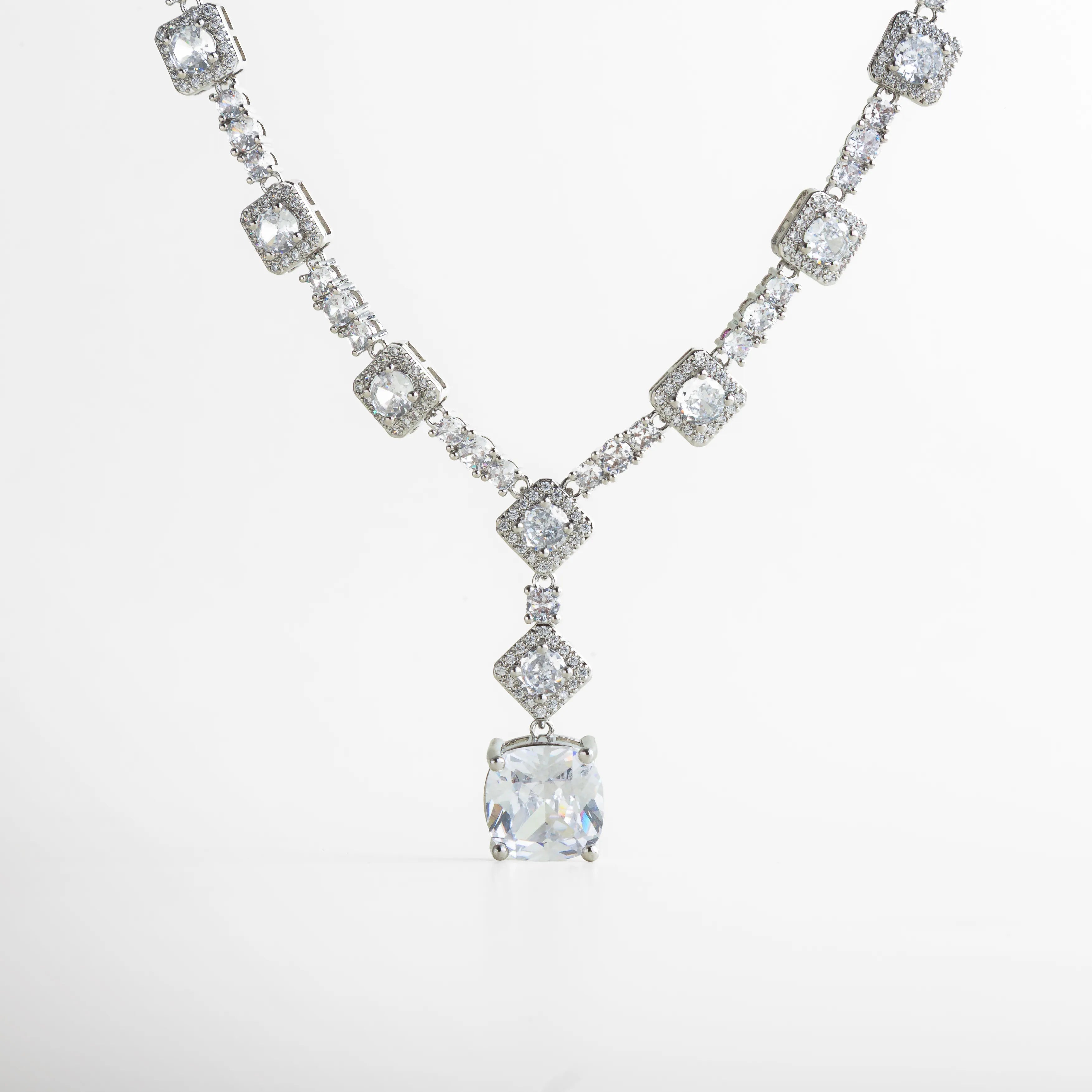 Detalle del colgante central del collar, protagonizado por una piedra grande de corte brillante que capta la luz con elegancia. El diseño realza la luminosidad y resalta la armonía del conjunto, aportando un toque de distinción atemporal.