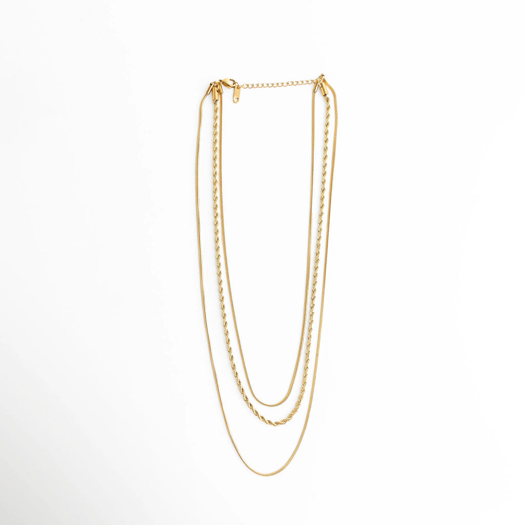 Collar dorado de capas en vista completa, ideal para un look elegante y moderno.