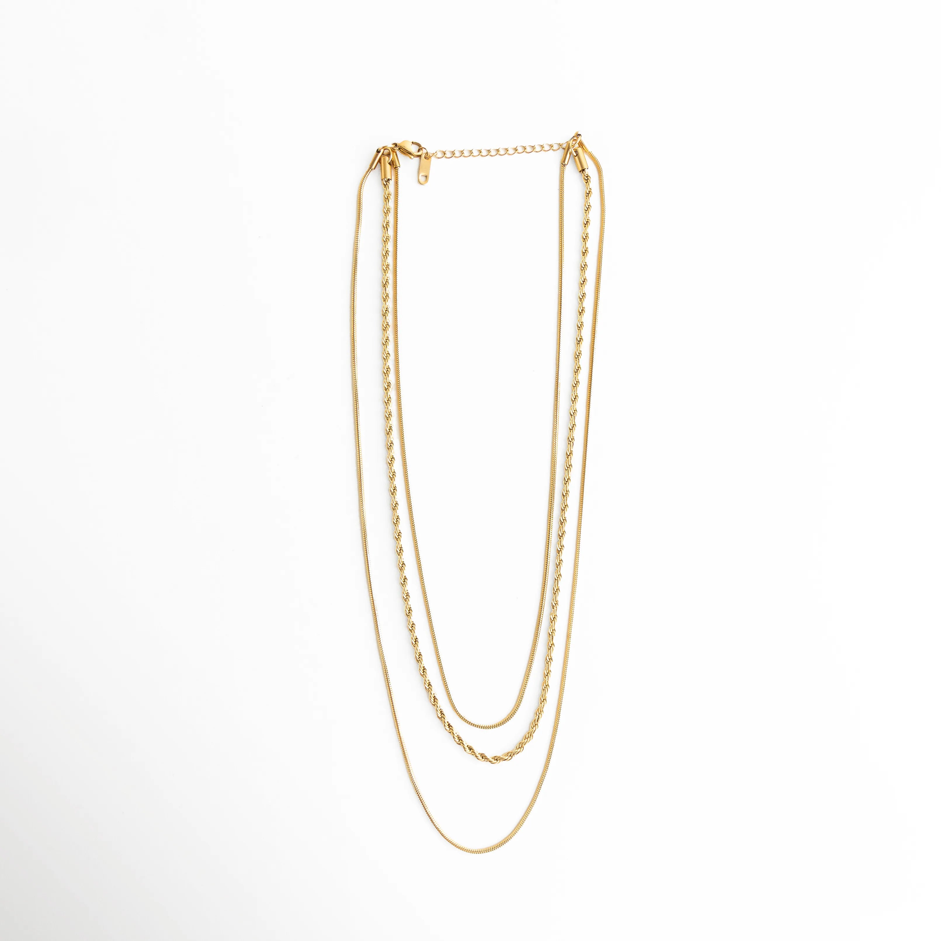 Collar dorado de capas en vista completa, ideal para un look elegante y moderno.