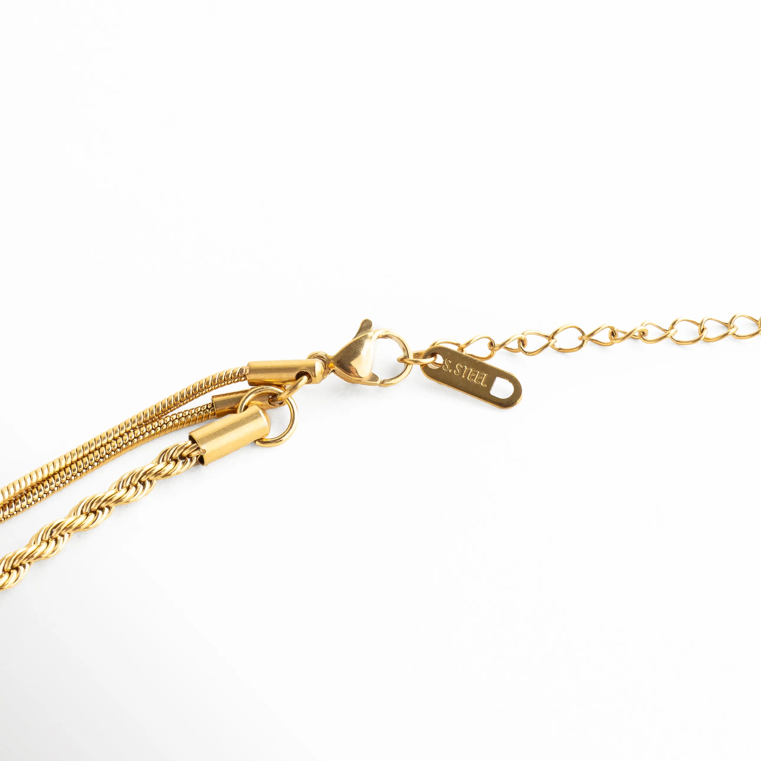 Detalle del broche y cadena ajustable del collar dorado de capas con acabado delicado.