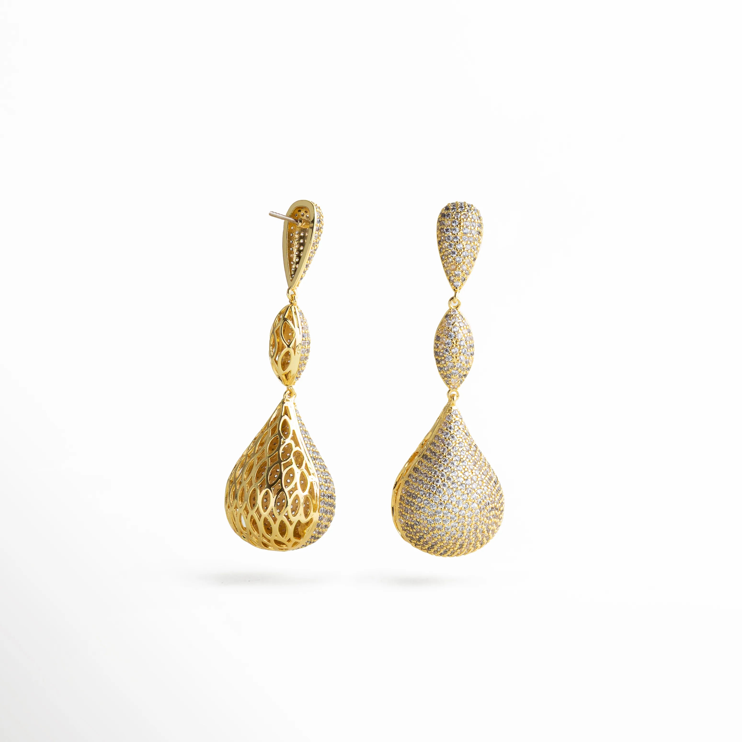 Aretes dorados con incrustaciones de zirconia y diseño calado posterior, mezcla de lujo moderno y artesanía detallada ideal para ocasiones formales.