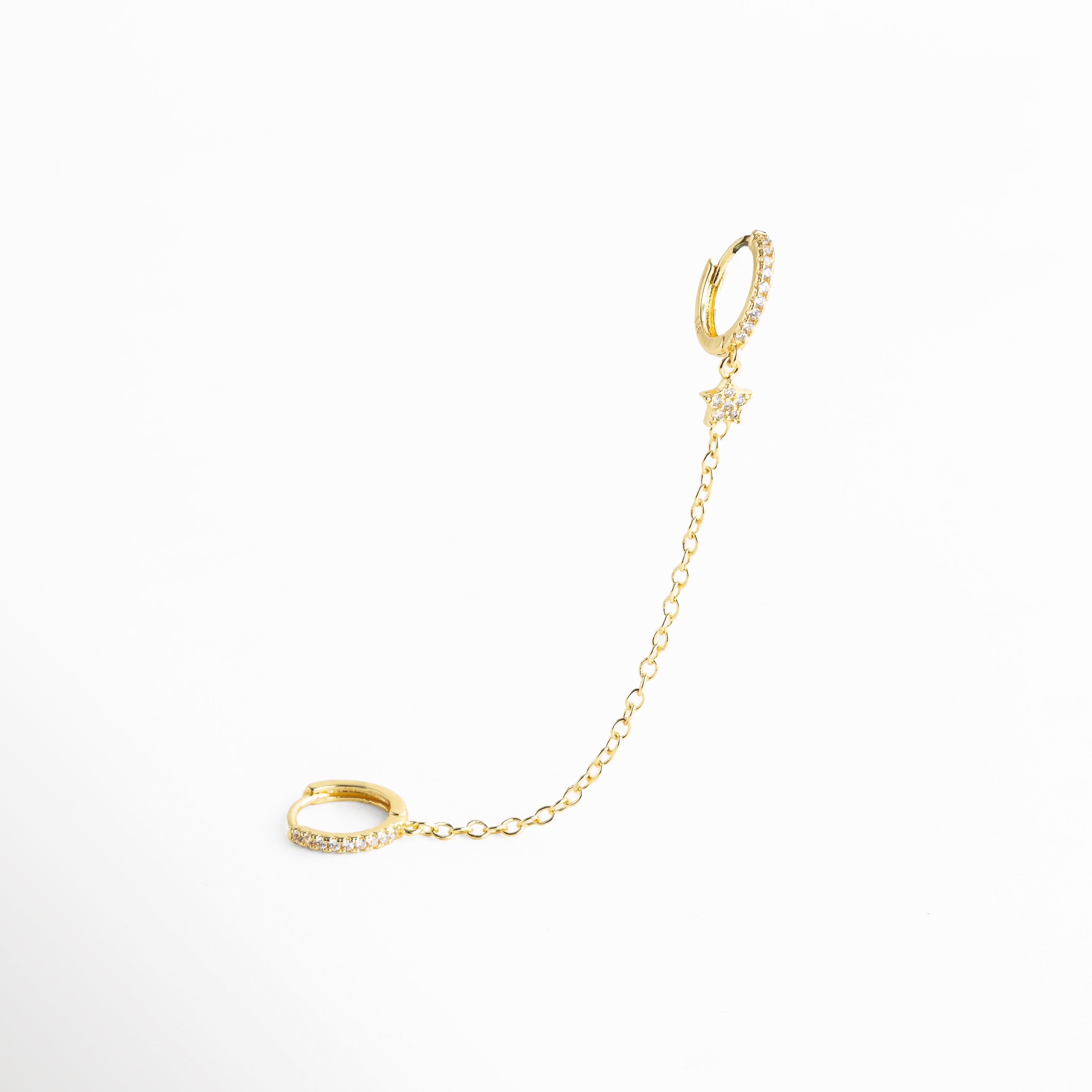 Vista lateral, piercing dorado con estrella visto de perfil, diseño delgado y elegante para uso diario, joyería minimalista dorada para piercing de oreja, piercing con charm pequeño de estrella en acabado dorado, accesorio fino y moderno para ear stack
