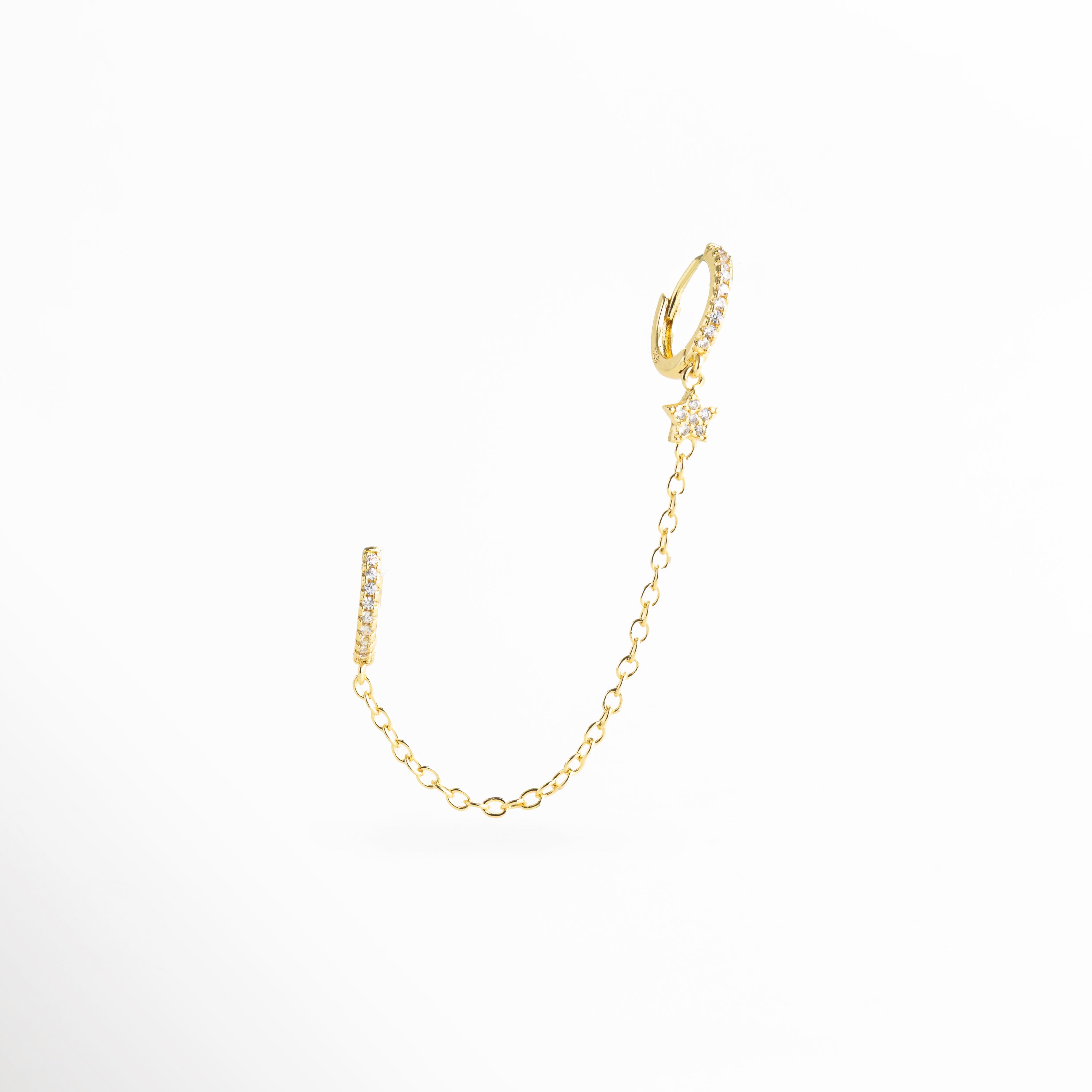 Vista frontal, piercing dorado con estrella delicada y diseño minimalista, joyería fina para oreja con acabado brillante y estilo europeo, piercing moderno con charm de estrella para ear look elegante, joyería femenina dorada con detalle celestial, piercing sofisticado para combinar con otros aretes