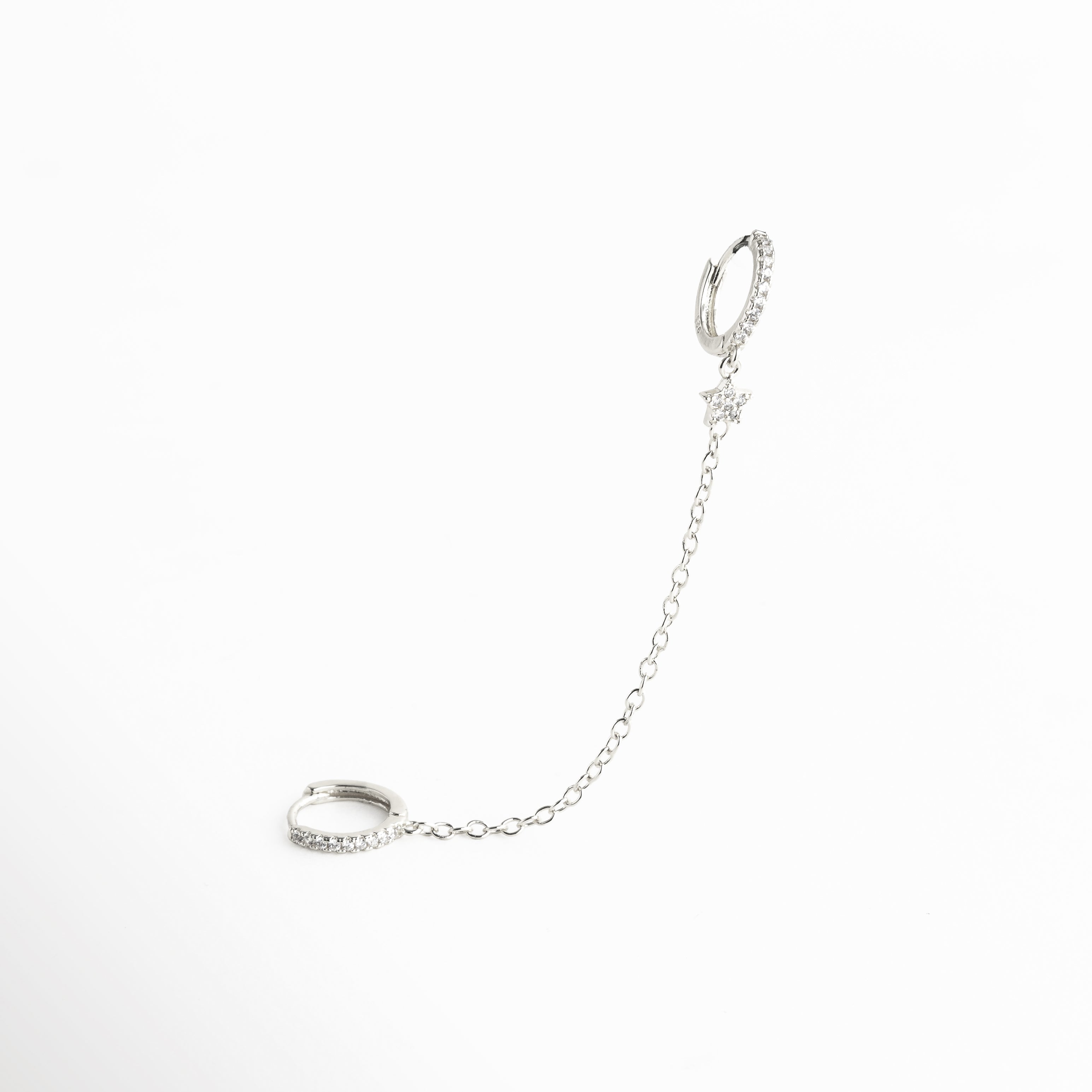 Vista lateral, piercing plateado visto de perfil con estrella, diseño delgado y contemporáneo para uso diario, joyería minimalista plateada para piercing, accesorio fino y elegante para oreja, piercing moderno con detalle celestial