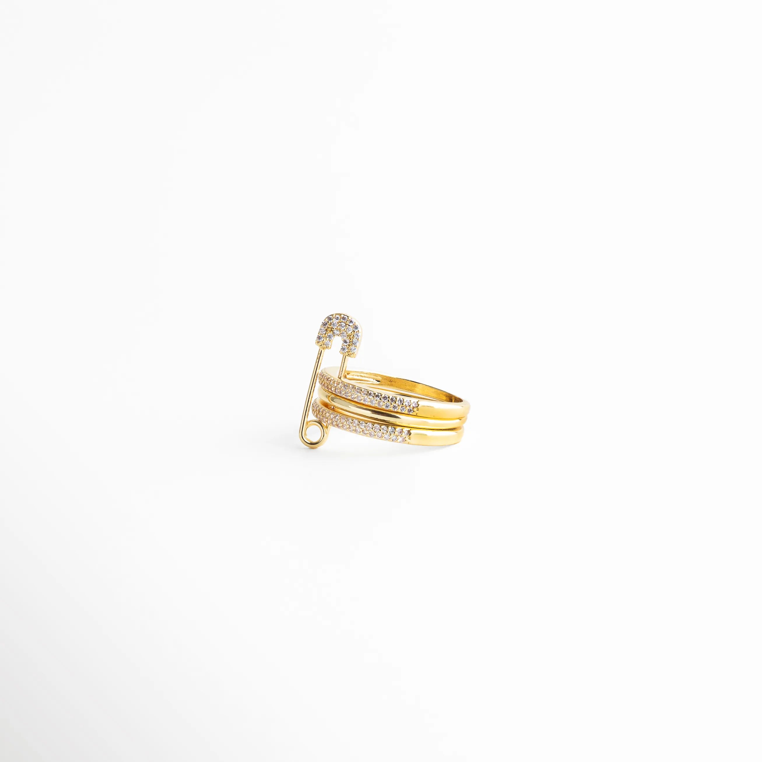 Anillo femenino dorado visto de lado, con diseño geométrico moderno y acabado pulido que aporta sofisticación.