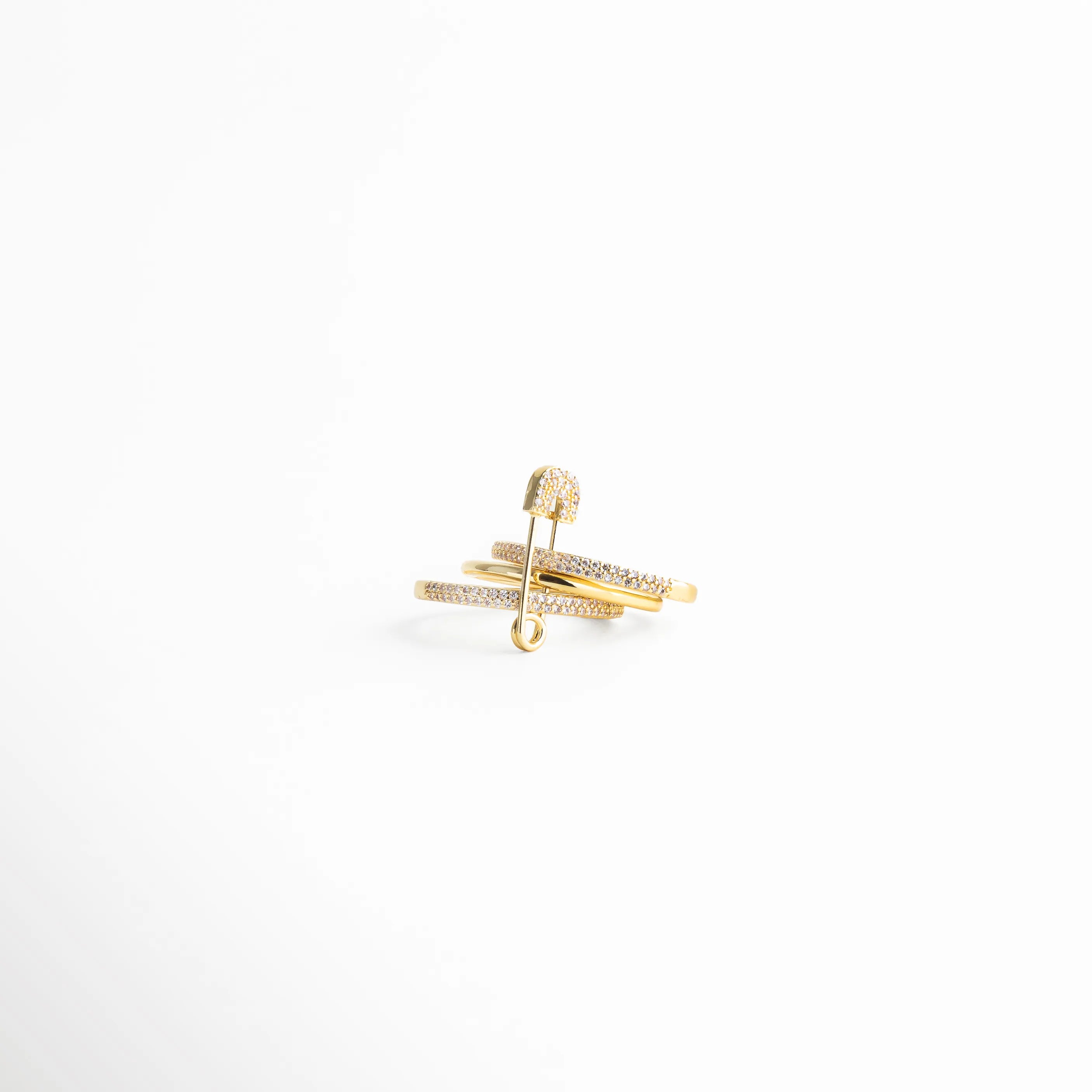 Vista lateral del anillo dorado con diseño estructural y líneas superpuestas que crean un efecto contemporáneo y elegante.