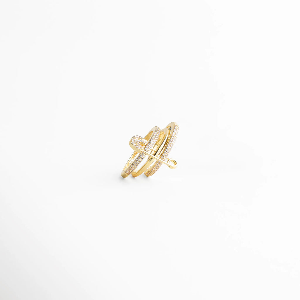 Vista en ángulo del anillo elegante con líneas cruzadas y detalle brillante, joyería moderna para mujer.