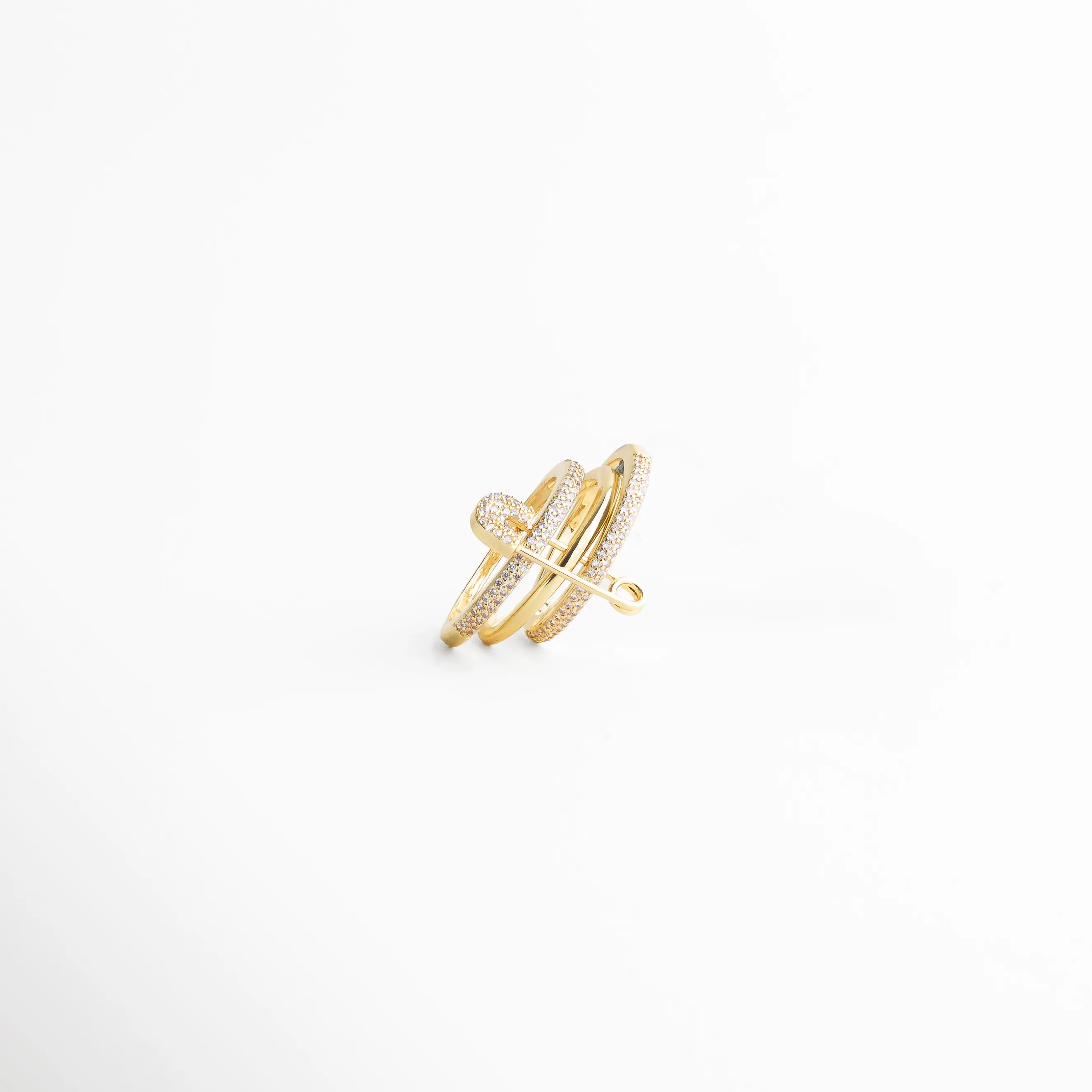 Vista en ángulo del anillo elegante con líneas cruzadas y detalle brillante, joyería moderna para mujer.