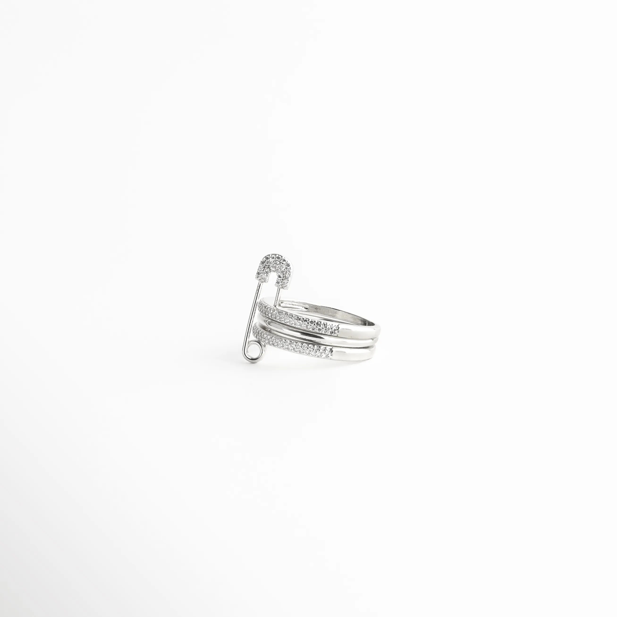 Anillo femenino plateado visto de lado, con diseño estructural contemporáneo y detalle central que añade un toque de brillo sutil.