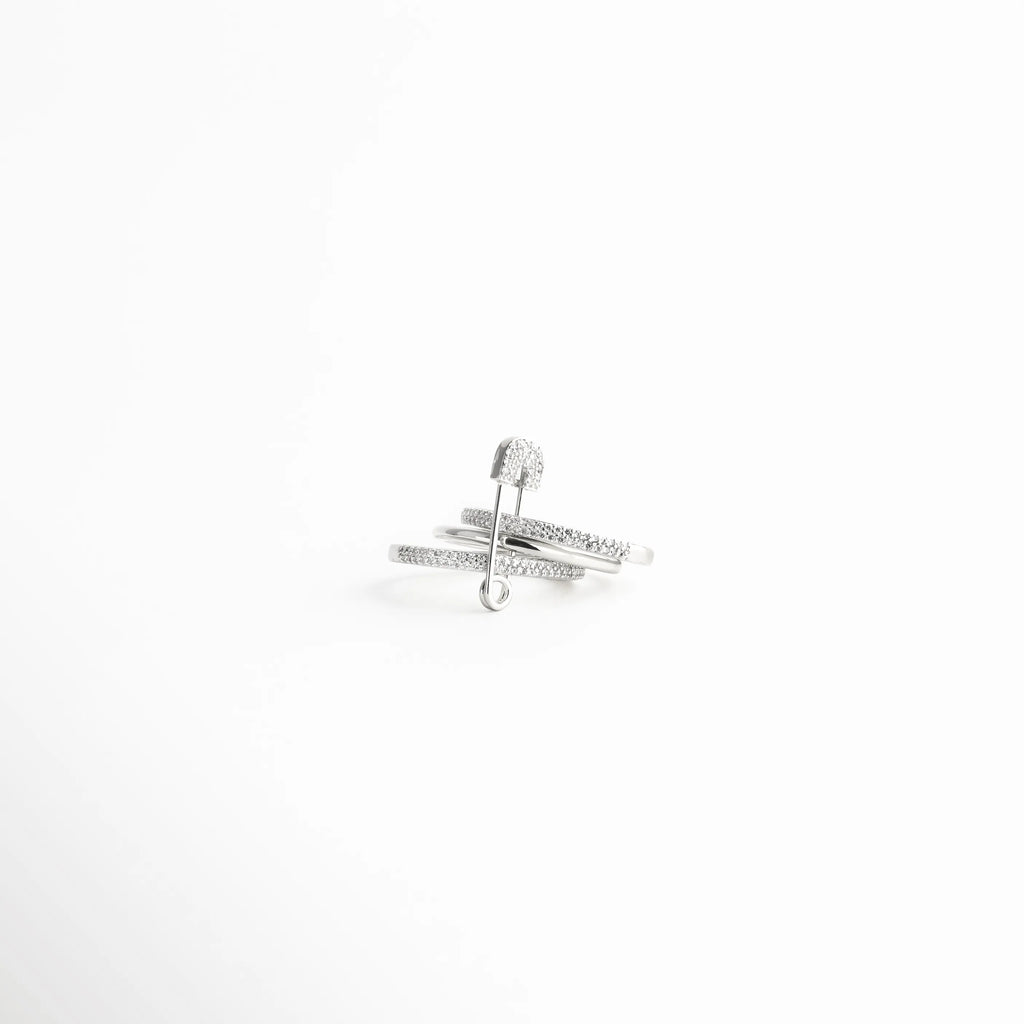 Vista lateral del anillo plateado con estructura de varias líneas superpuestas y acabado pulido que aporta un look moderno y sofisticado.