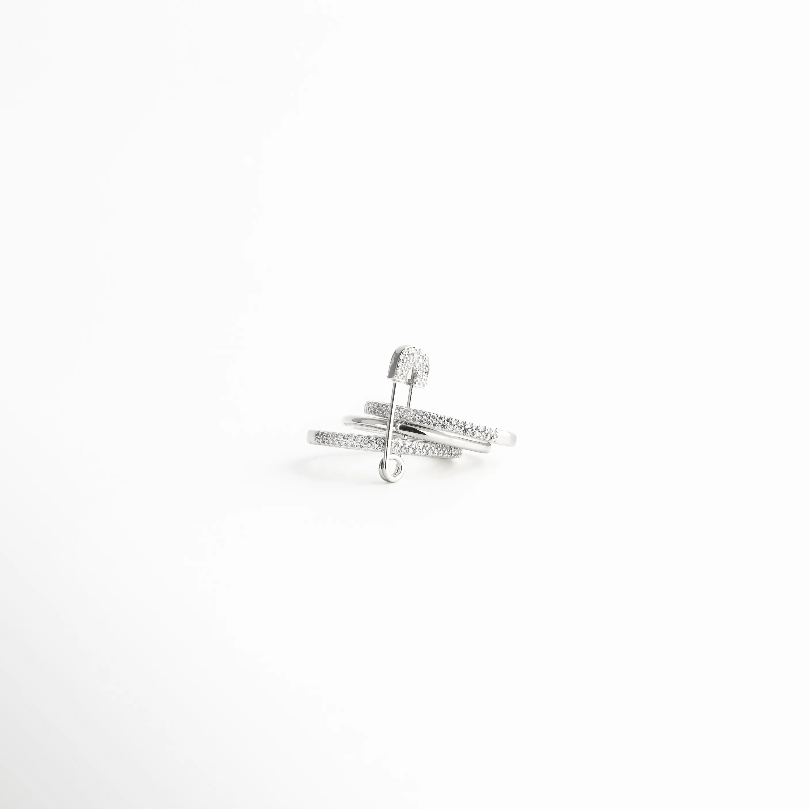 Vista lateral del anillo plateado con estructura de varias líneas superpuestas y acabado pulido que aporta un look moderno y sofisticado.