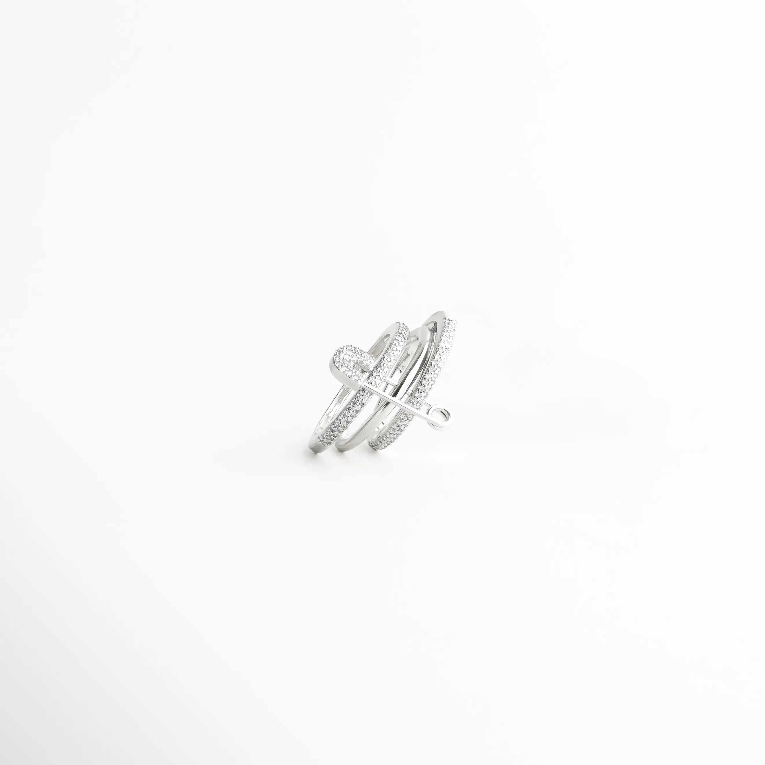 Vista en ángulo del anillo plateado elegante con líneas cruzadas y diseño moderno, joyería femenina de estilo sofisticado.