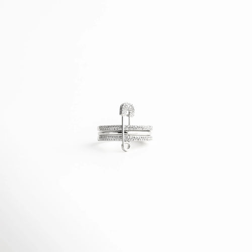 Anillo plateado moderno para mujer con diseño geométrico de líneas horizontales y detalle vertical con brillo, estilo elegante y contemporáneo.