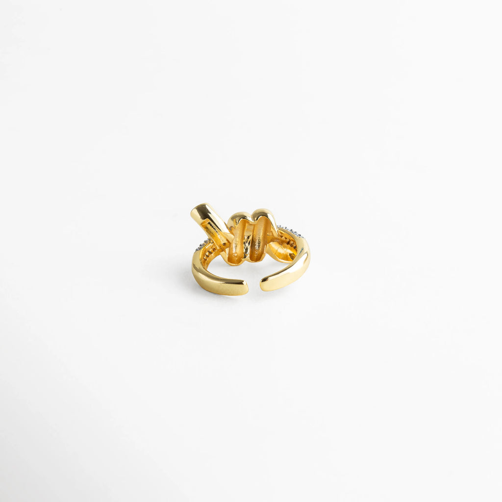 Anillo ajustable con diseño entrelazado, acabado dorado y brillo elegante.