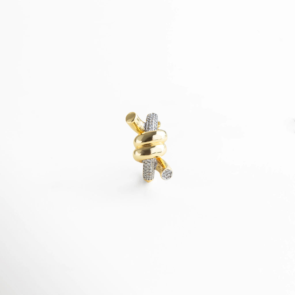 Anillo dorado de nudo con incrustaciones de cristales, símbolo de fuerza y conexión.