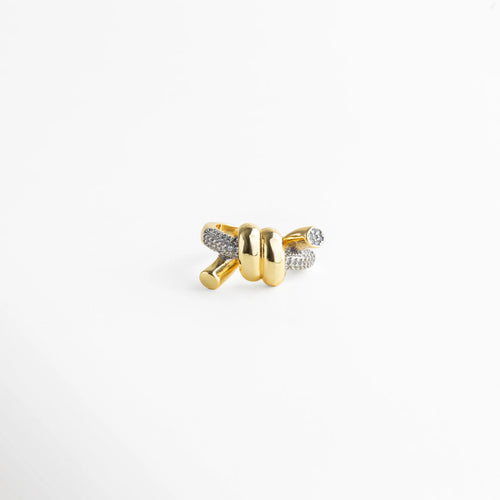 Anillo dorado con nudo central y brazos entrelazados con incrustaciones brillantes.