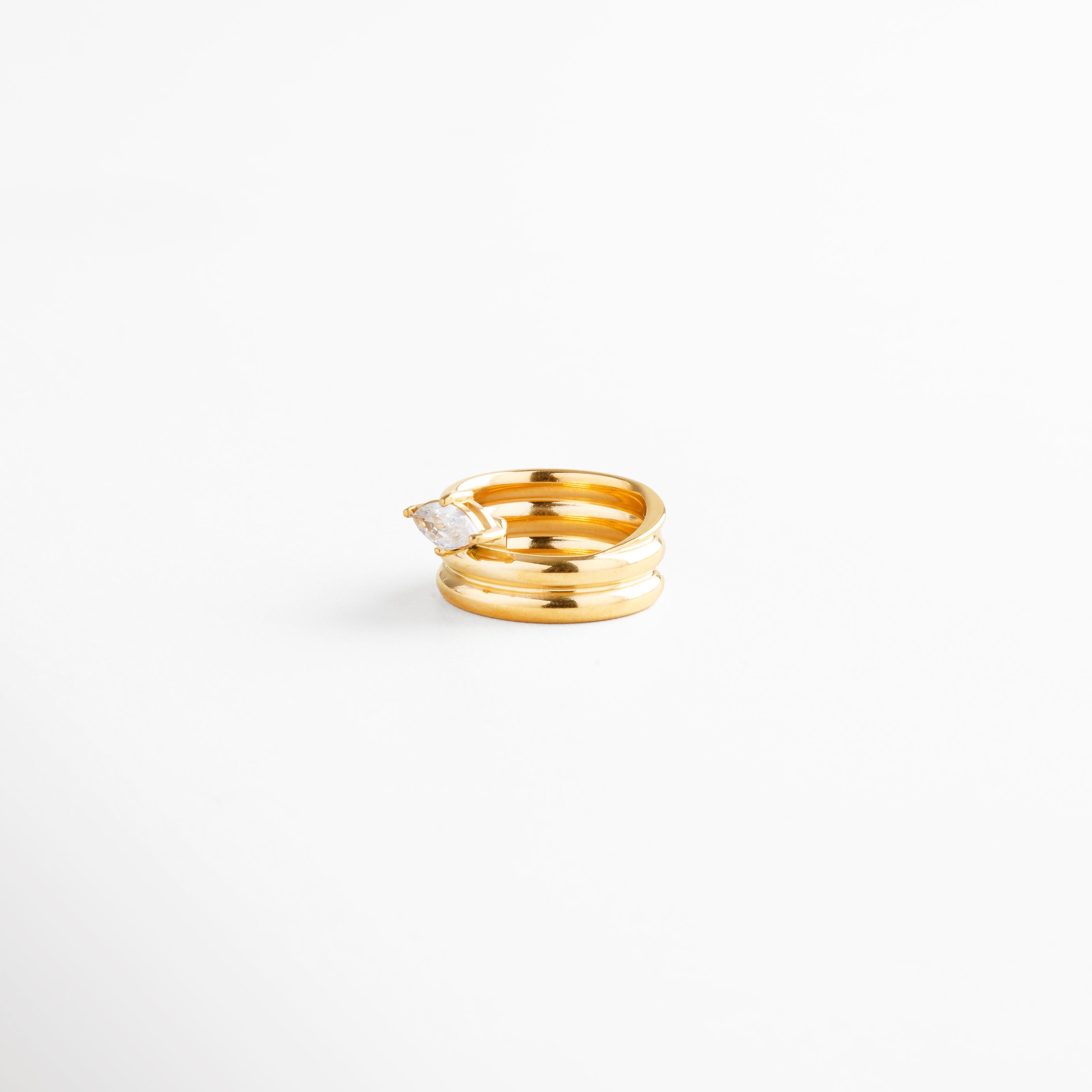 Anillo de acero inoxidable dorado con tres aros y zirconia marquise vista posterior
