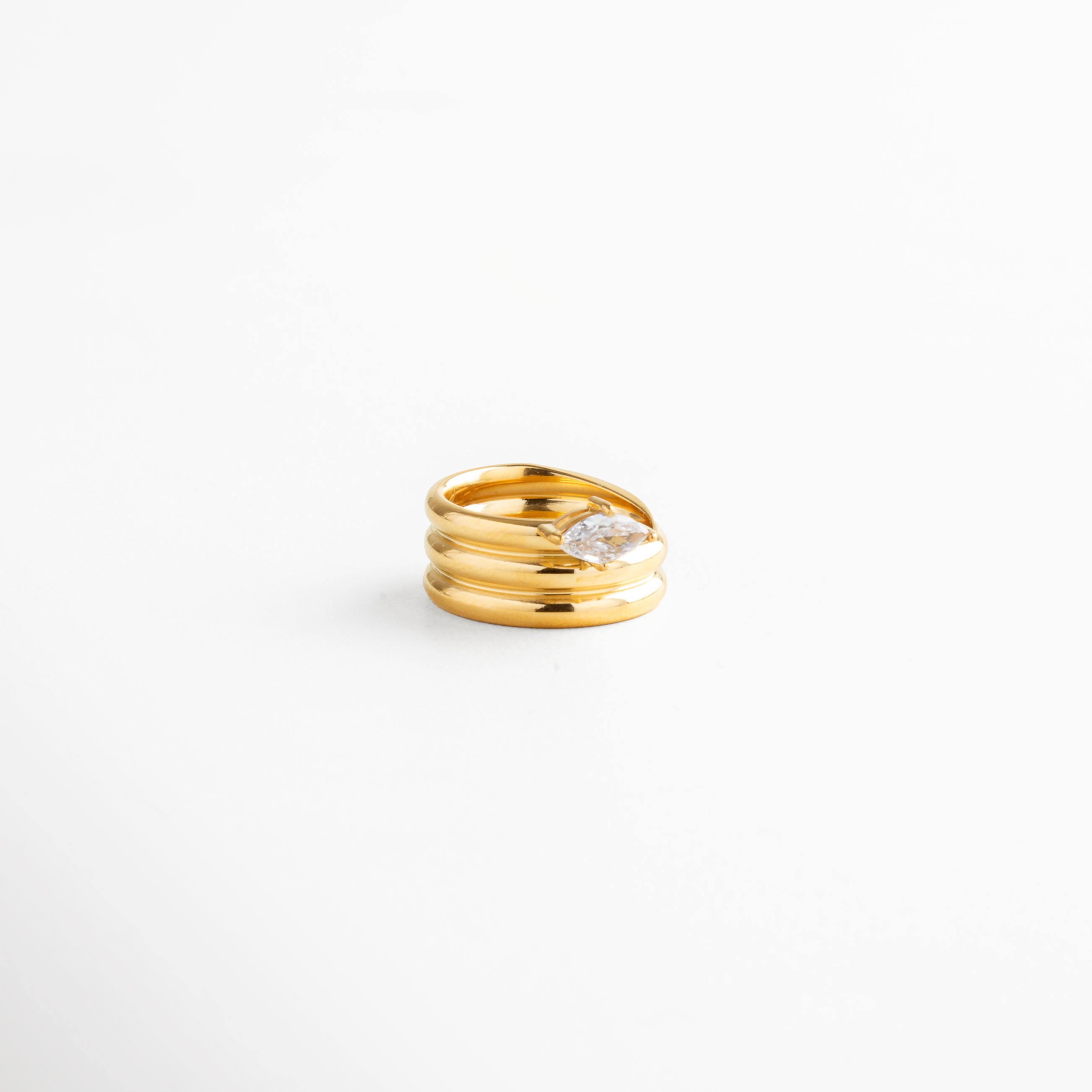 Anillo elegante dorado de tres aros con zirconia marquise corte navette