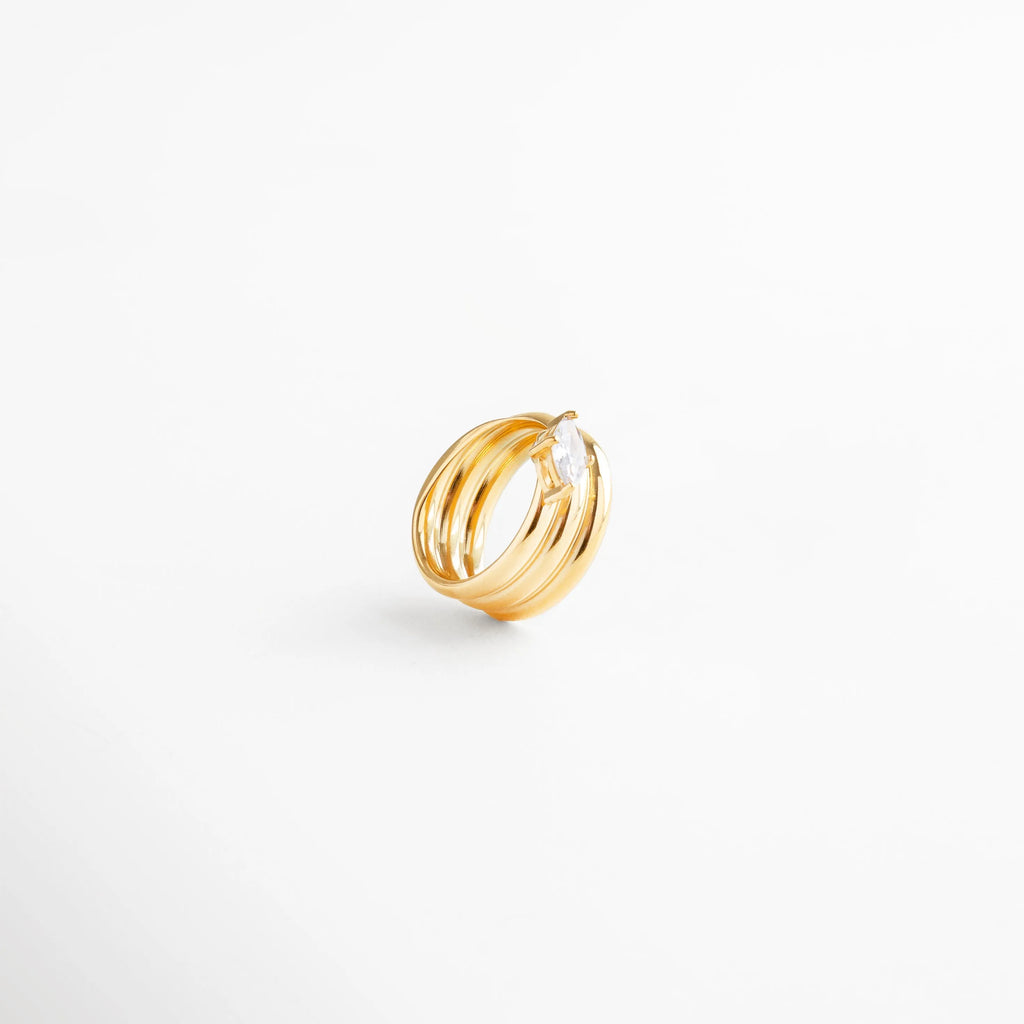 Anillo dorado de tres aros con piedra zirconia corte marquise montada en acero inoxidable