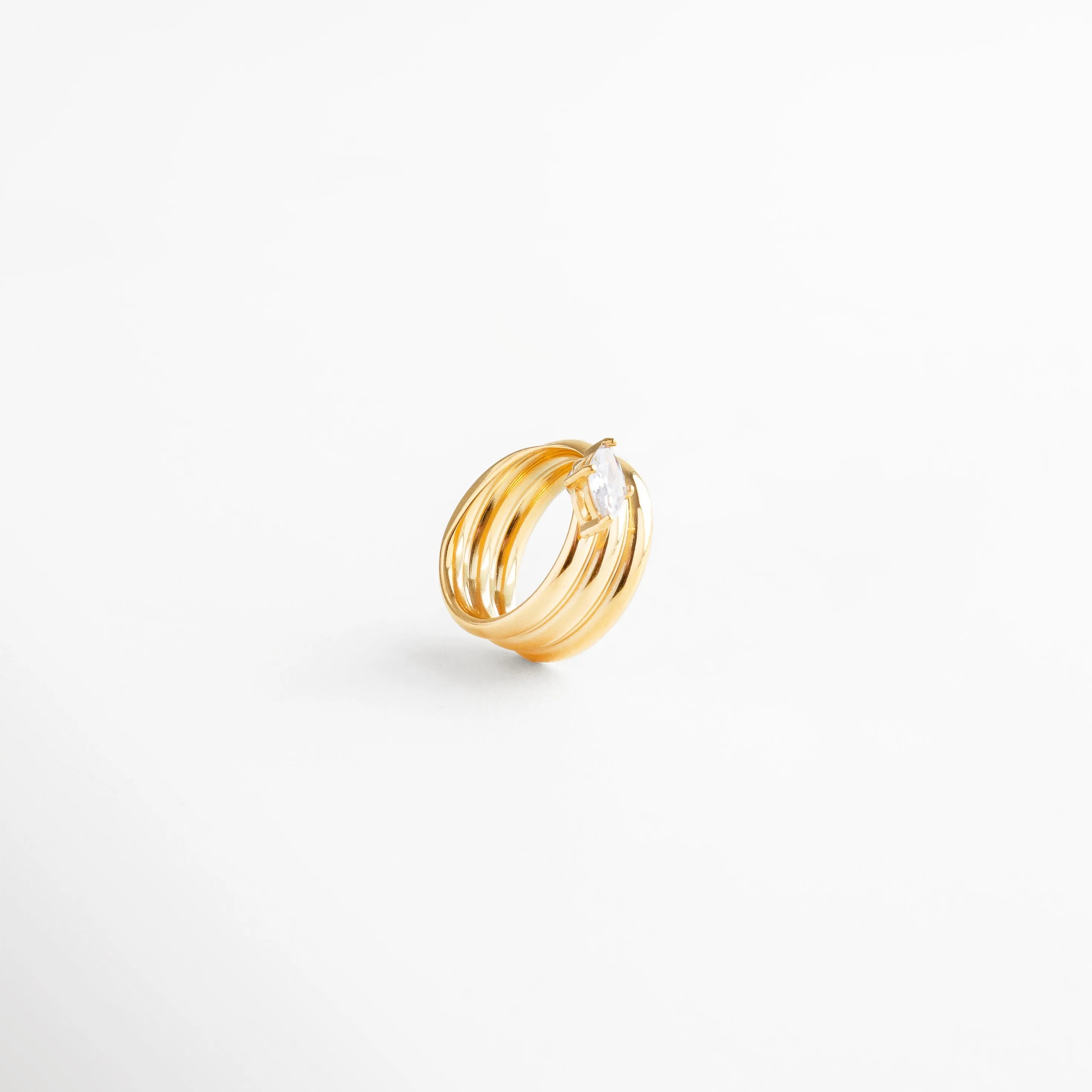 Anillo dorado de tres aros con piedra zirconia corte marquise montada en acero inoxidable