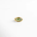 Anillo dorado de acero inoxidable con piedra verde de resina ovalada, diseño elegante y atemporal con acabado brillante.