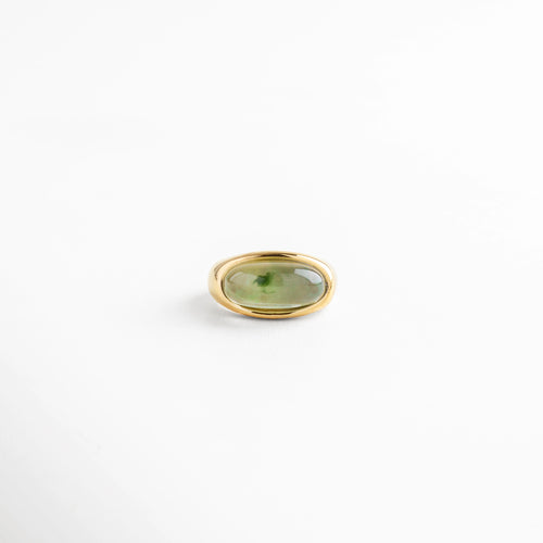 Anillo dorado de acero inoxidable con piedra verde de resina ovalada, diseño elegante y atemporal con acabado brillante.