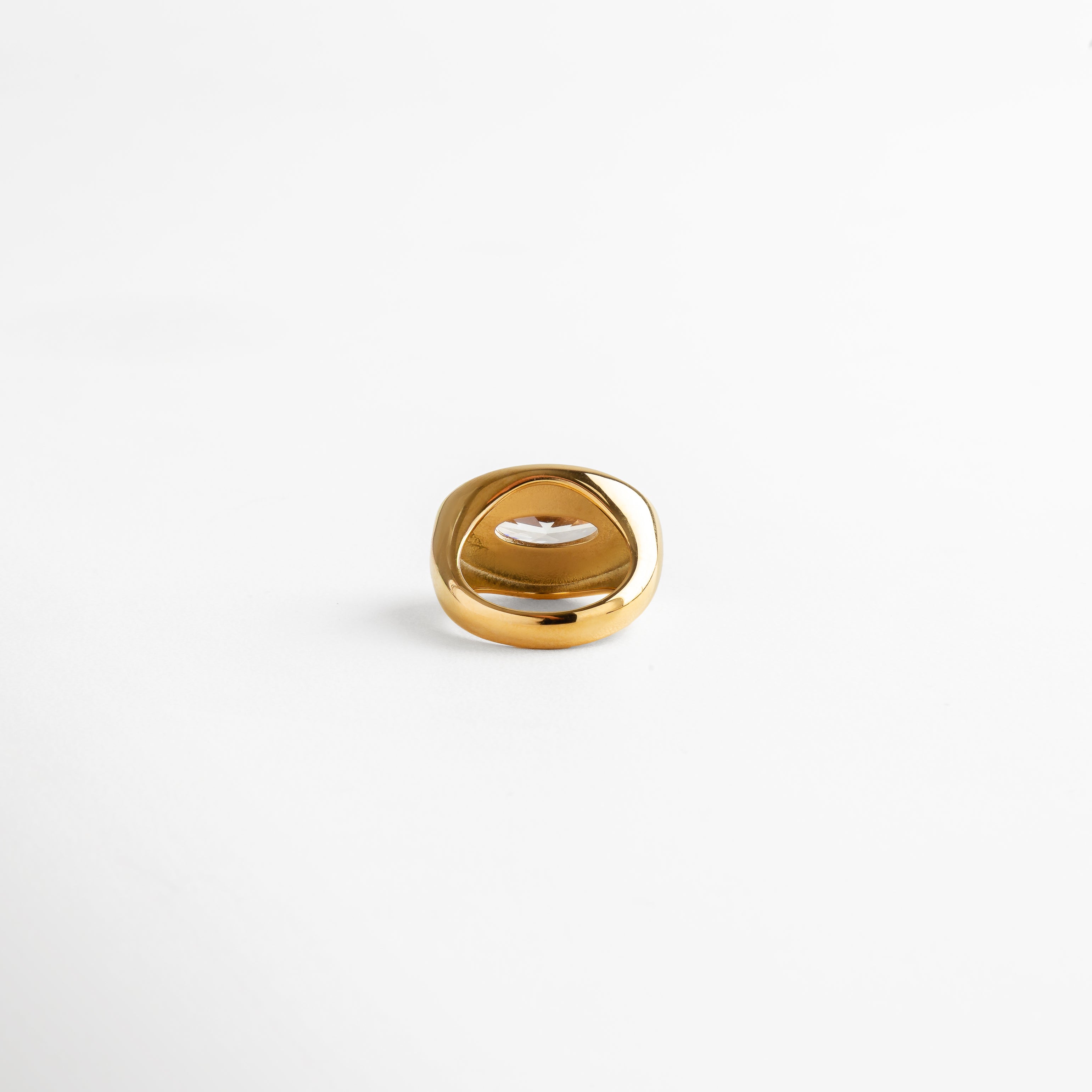 Anillo enchapado en oro 18K con zirconia blanca ovalada, estilo elegante y minimalista.