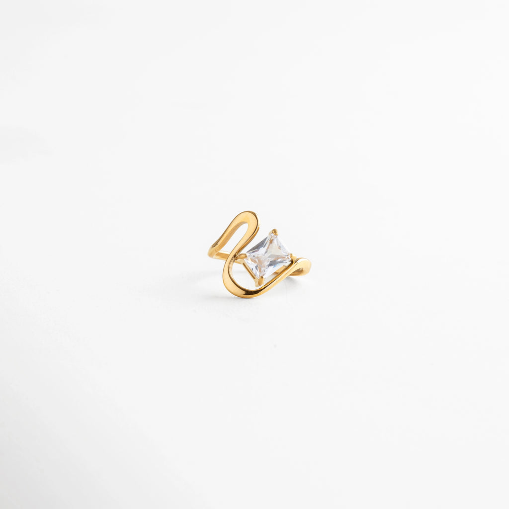 Anillo dorado con piedra cuadrada en corte princesa, estilo elegante, Anillo dorado moderno con zirconia central, joyería atemporal.