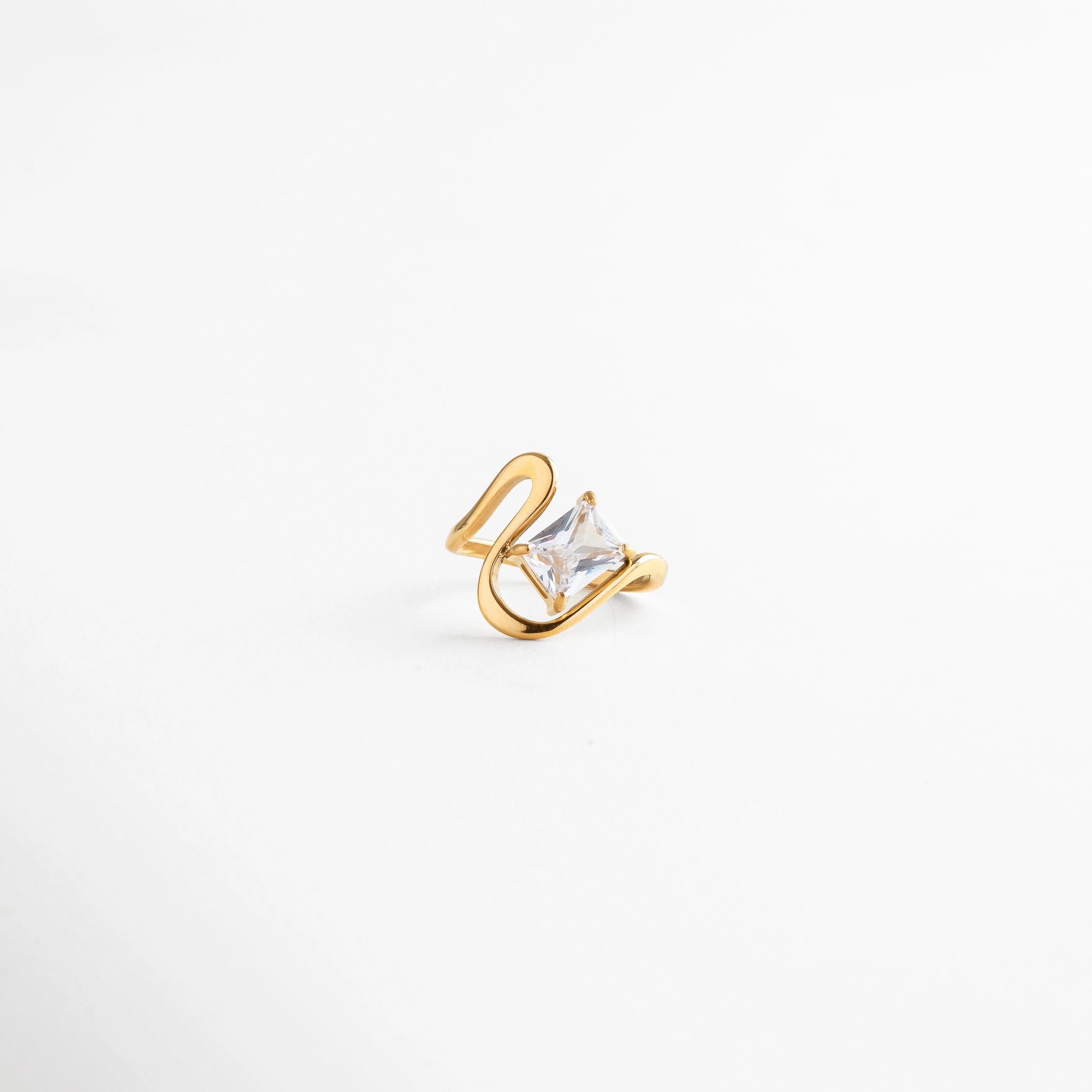 Anillo dorado con piedra cuadrada en corte princesa, estilo elegante, Anillo dorado moderno con zirconia central, joyería atemporal.