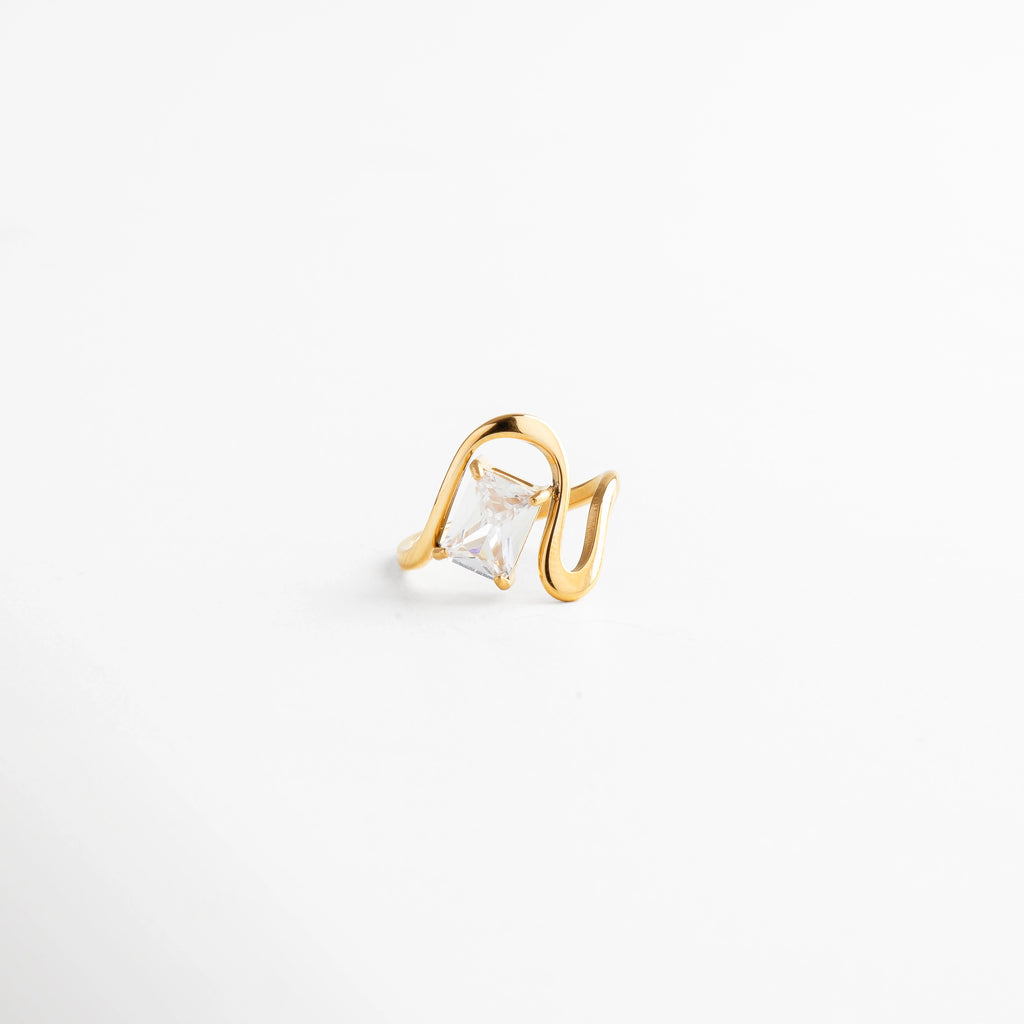 Anillo dorado con piedra cuadrada brillante, diseño moderno y elegante, Anillo minimalista dorado con zirconia en corte princesa, joyería sofisticada.